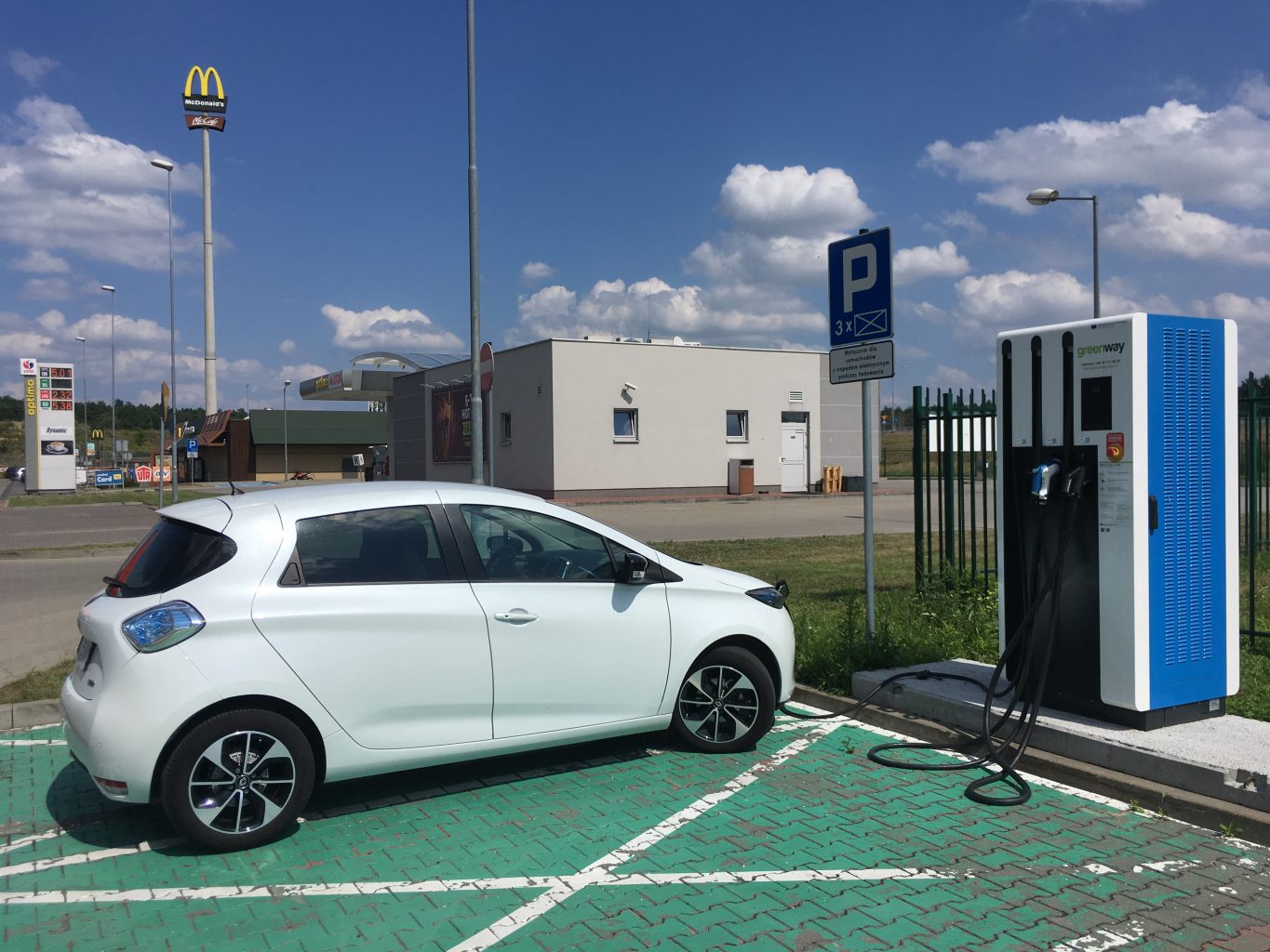 ZOE przy ładowarce Greenway