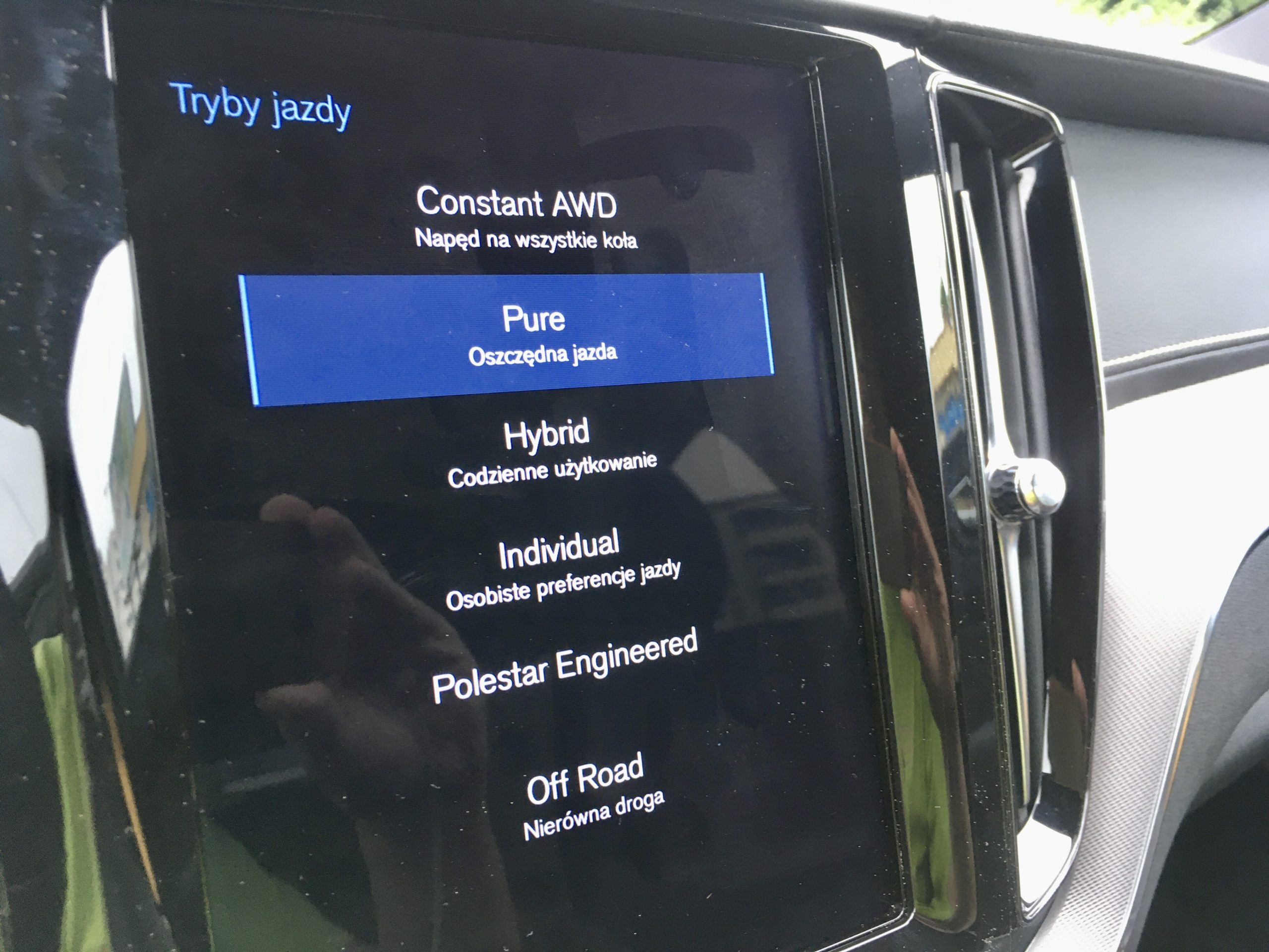 Volvo XC60 PHEV oferuje kilka trybów jazdy. Jazda na prąd to tryb "oszczędny"