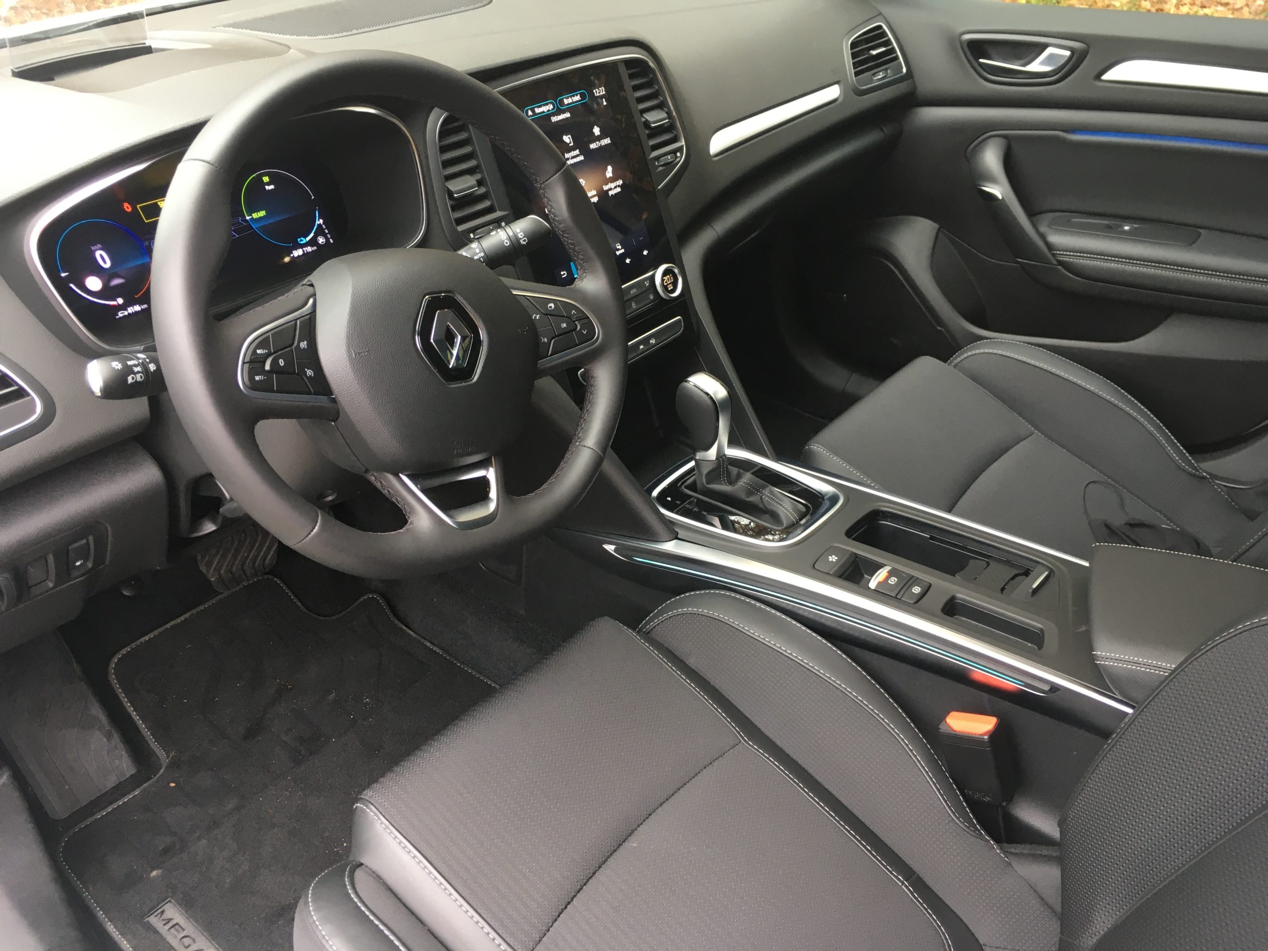 Komfortowe i przestronne wnętrze Renault Megane z charakterystycznym tabletem.