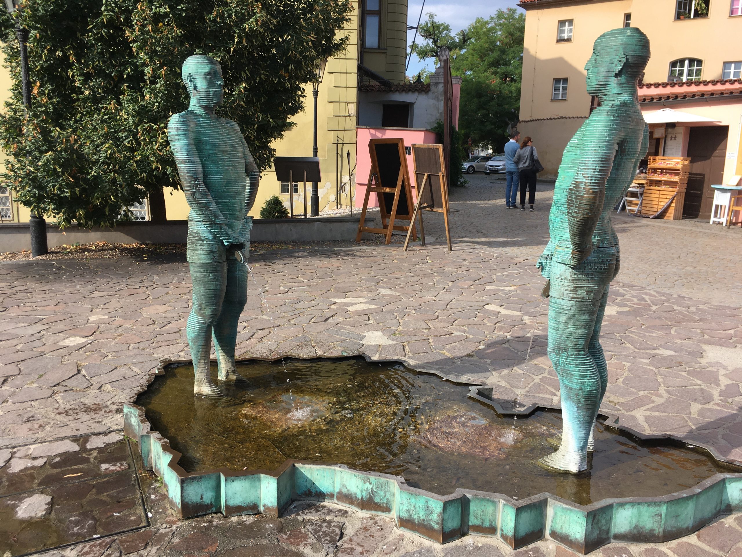 Ta rzeźba Davida Cernego powstała by uczcić wstąpienie Czech do Unii Europejskiej
