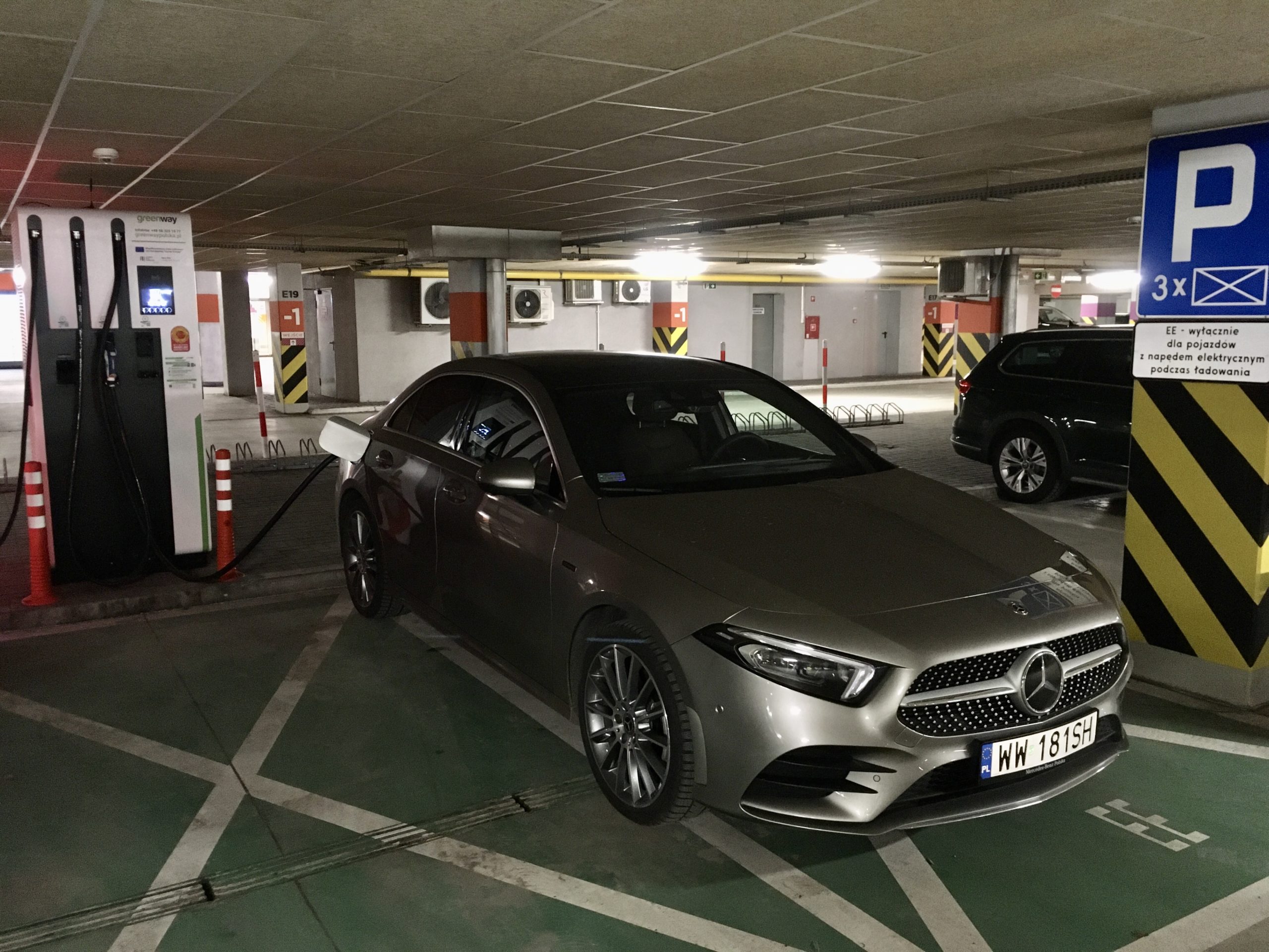 Mercedesa A250e można ładować za pomocą złącza CCS prądu stałego