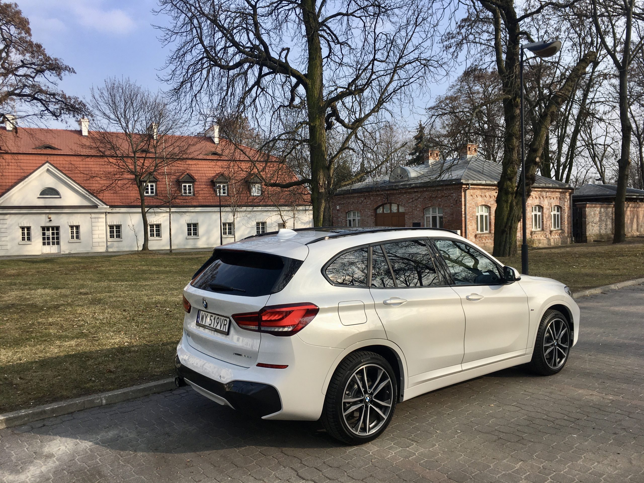 Uniesione wydłużone nadwozie kombi odróżnia X1 od większych braci "X"