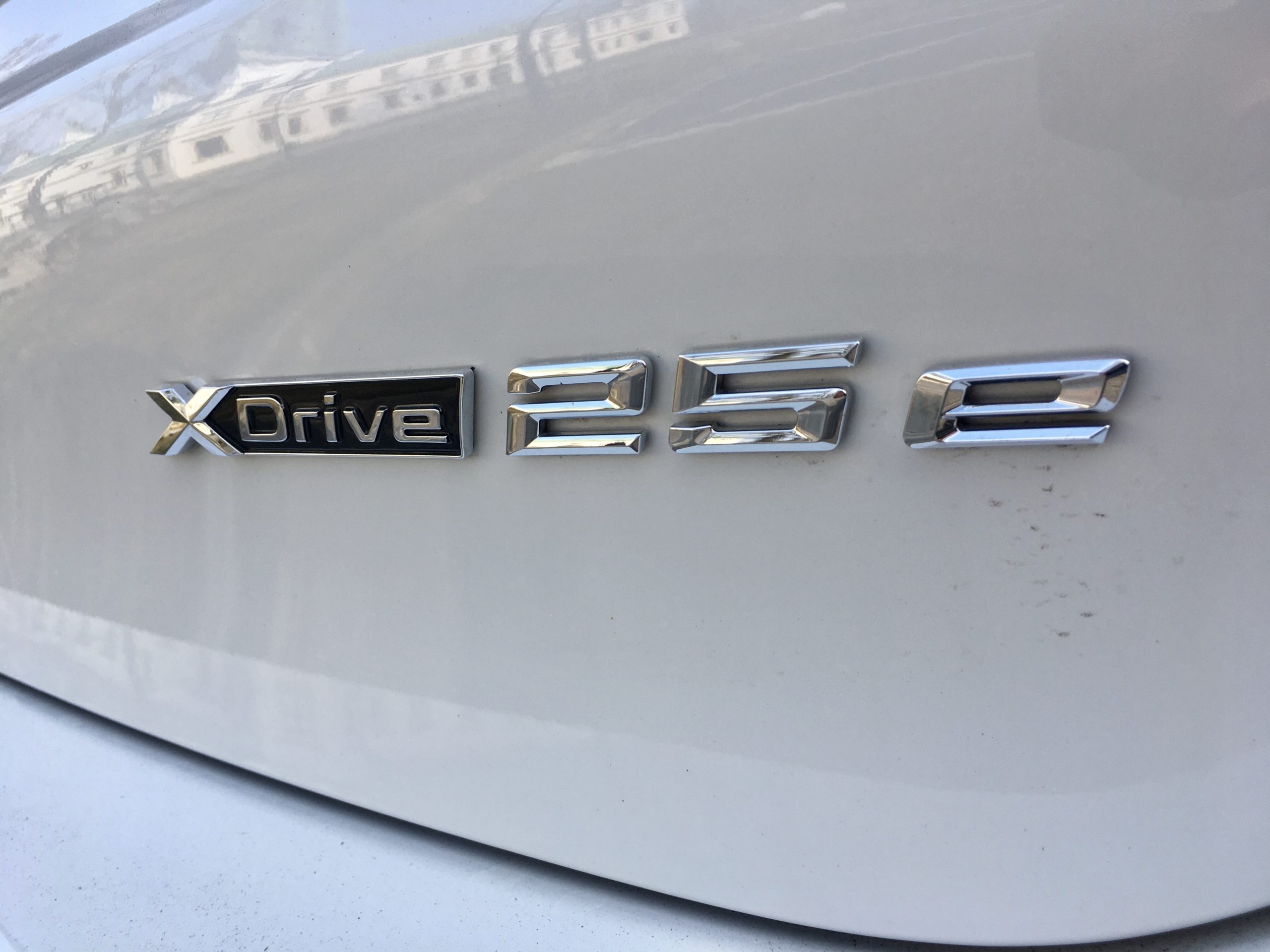 Sygnatura BMW X1 xDrive25e oznajmia obecność niekonwencjonalnego napędu na 4 koła