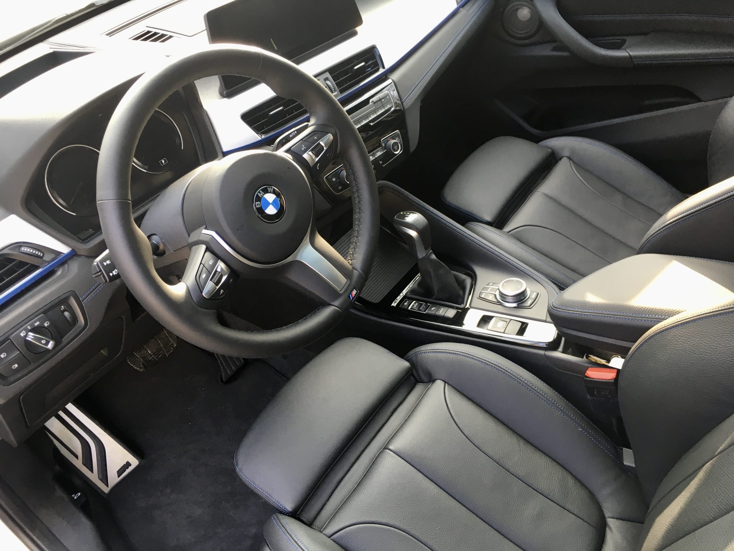 BMW X1 hybryda zapewnia komfortowe stanowisko pracy kierowcy