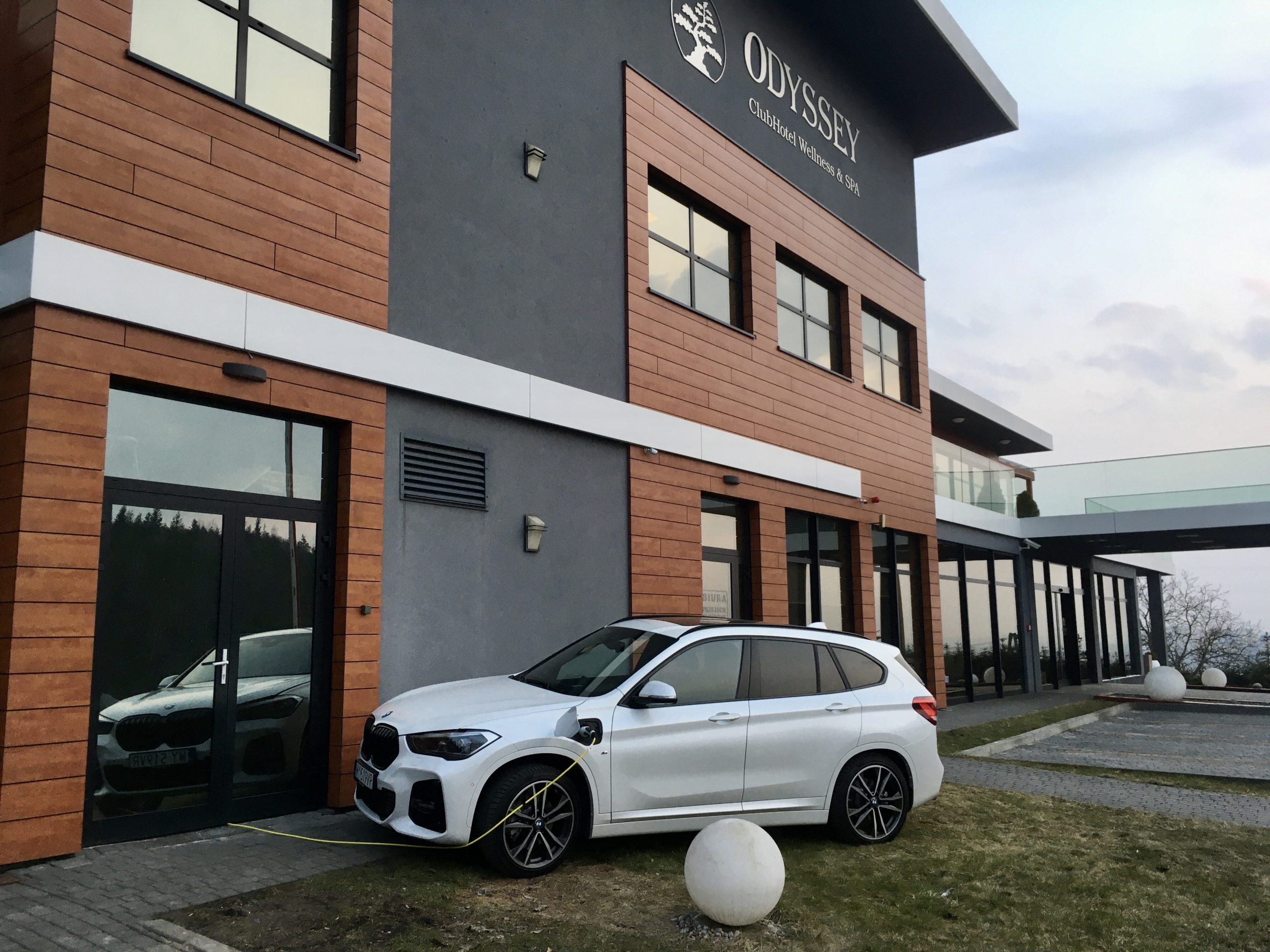 W wielu hotelach można podładować auto, nawet gdy nie ma jeszcze ładowarki