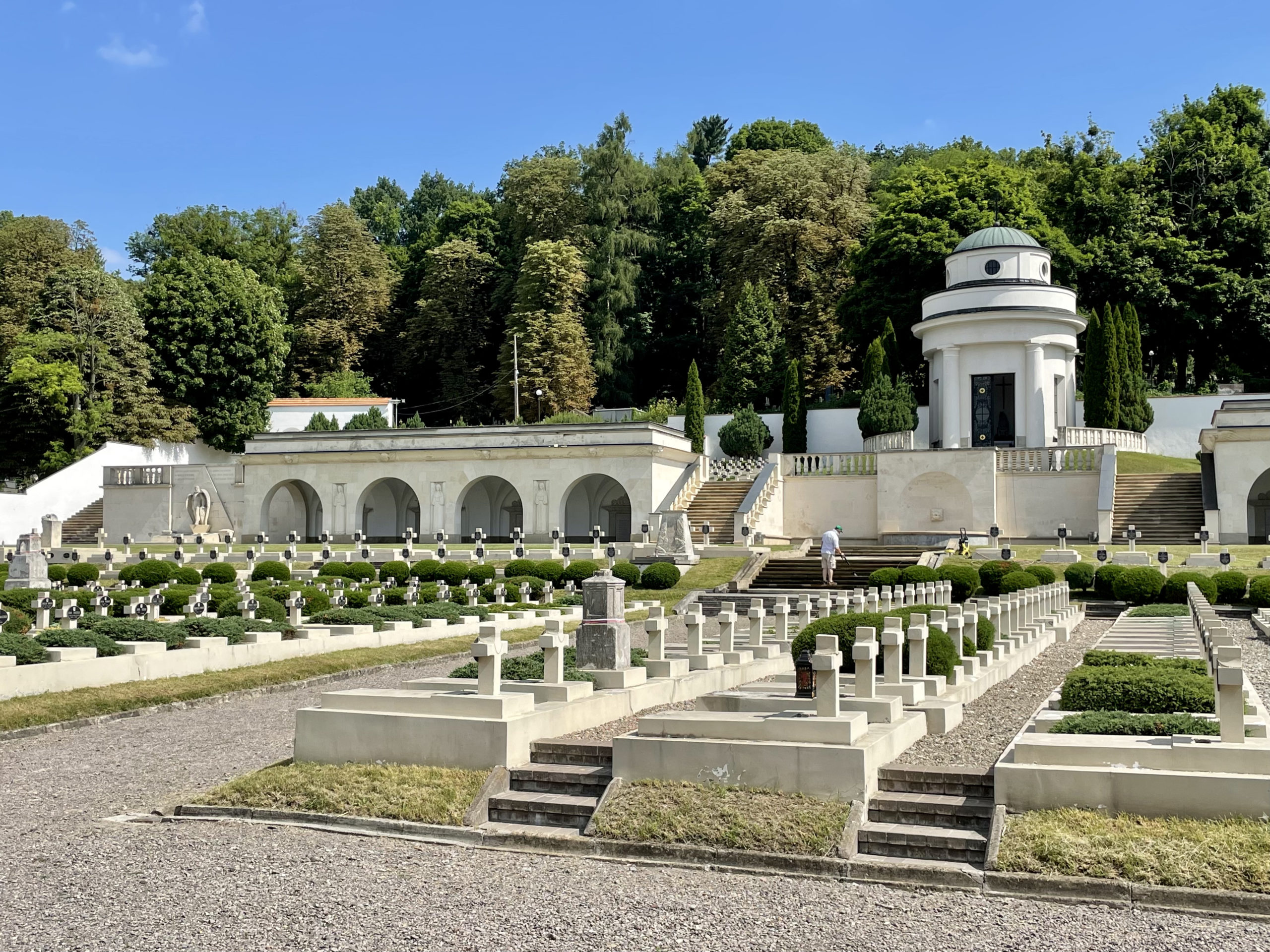 Odrestaurowany Cmentarz Orląt Lwowskich godnie upamiętnia poległych.