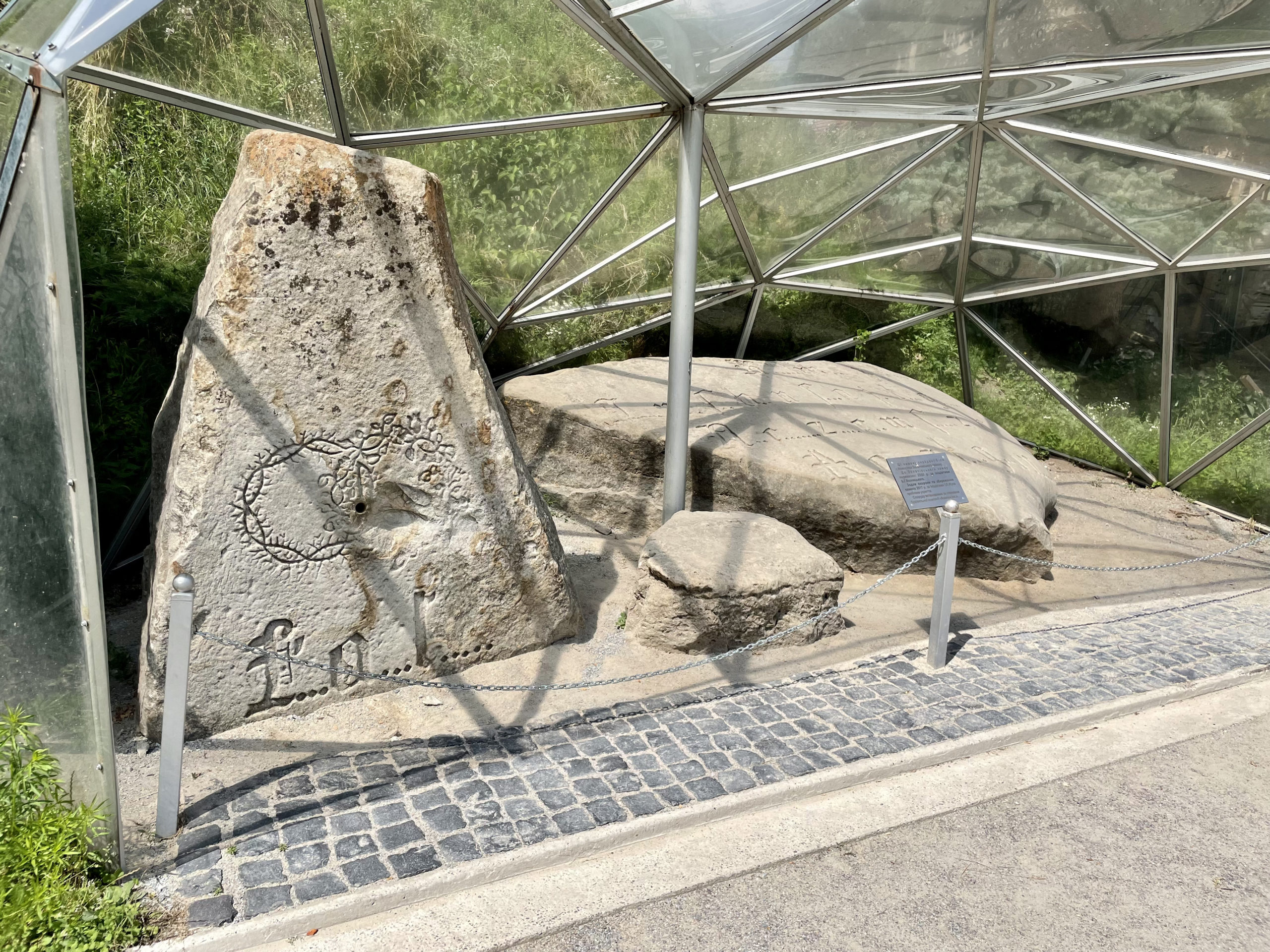 Tajemniczy kamień na dziedzińcu zamku w Złoczowie.
