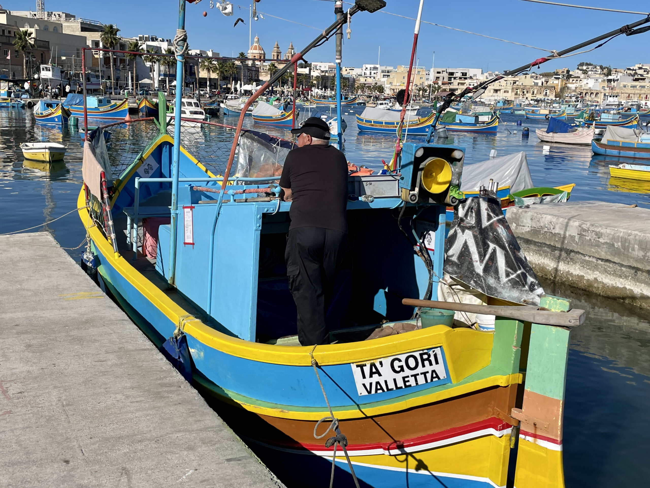 Marsaxlokk wyróżnia się na Malcie - kolorowe łódki dodają miasteczku uroku