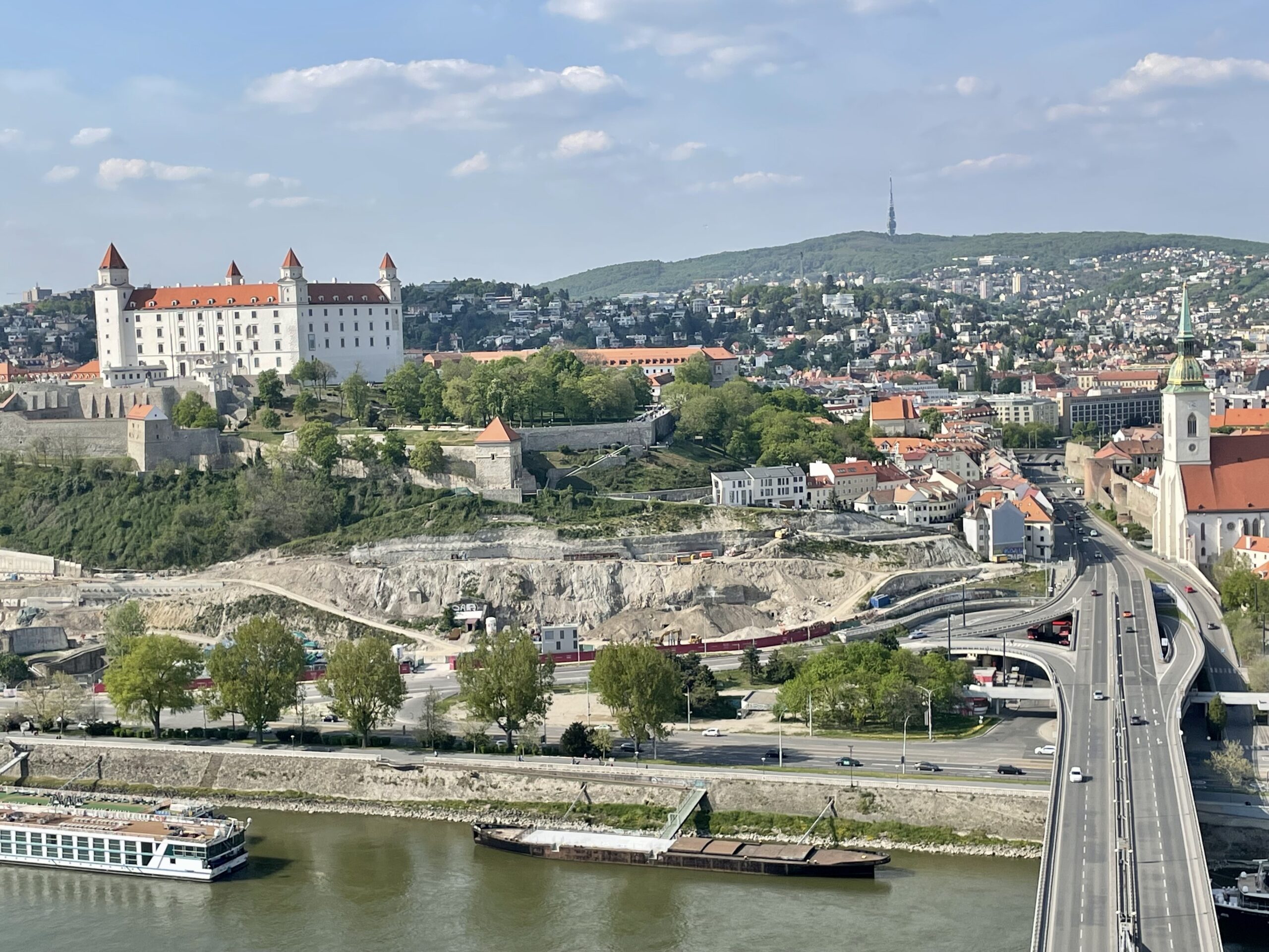 Widok na zamek w Bratysławie z pylonu mostu mieszczącego kompleks UFO