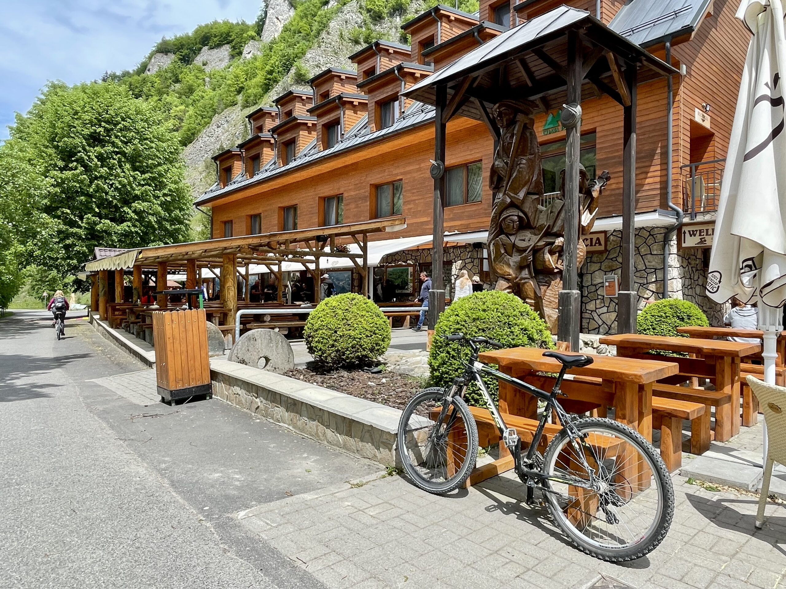 We wsi Lesnica można się posilić i wypożyczyć rower