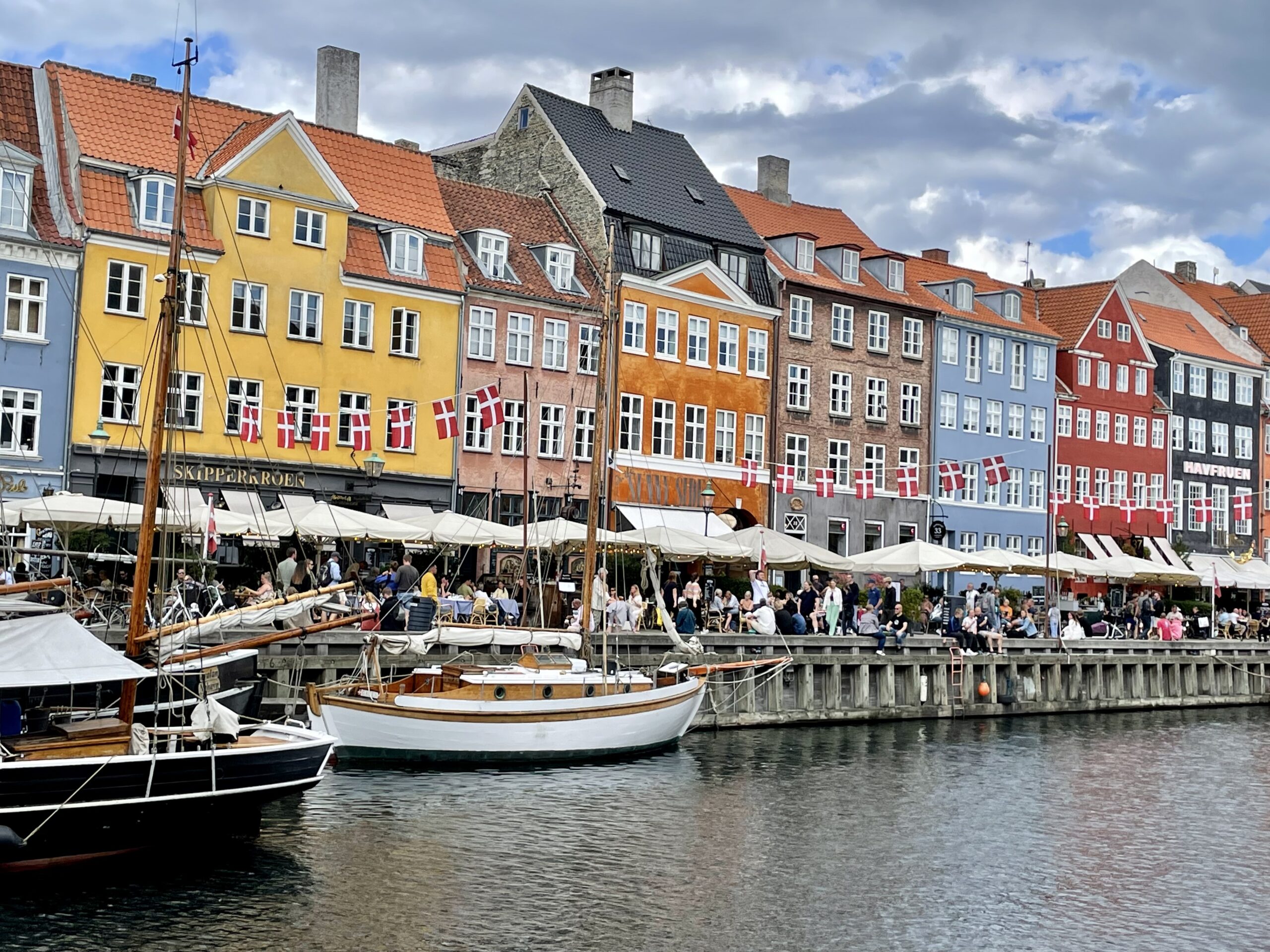 Kopenhaski Nyhavn to miejsce, gdzie z pewnością trafi każdy turysta