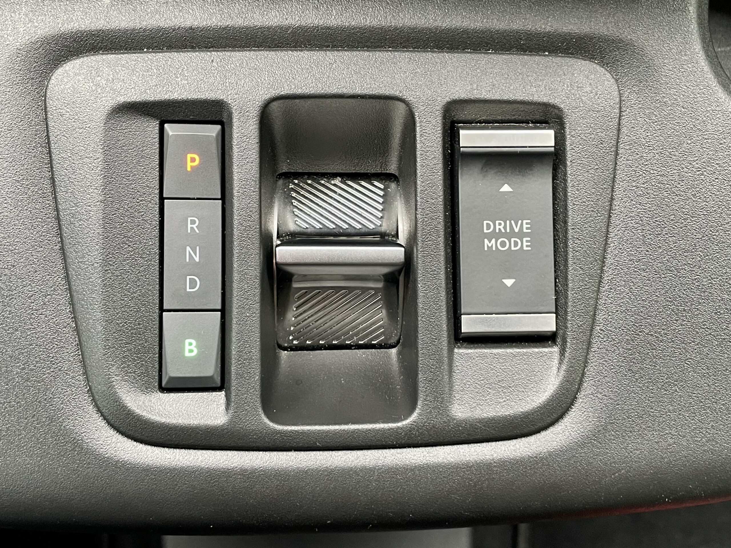 Przełącznik napędów jest umieszczony na konsoli środkowej