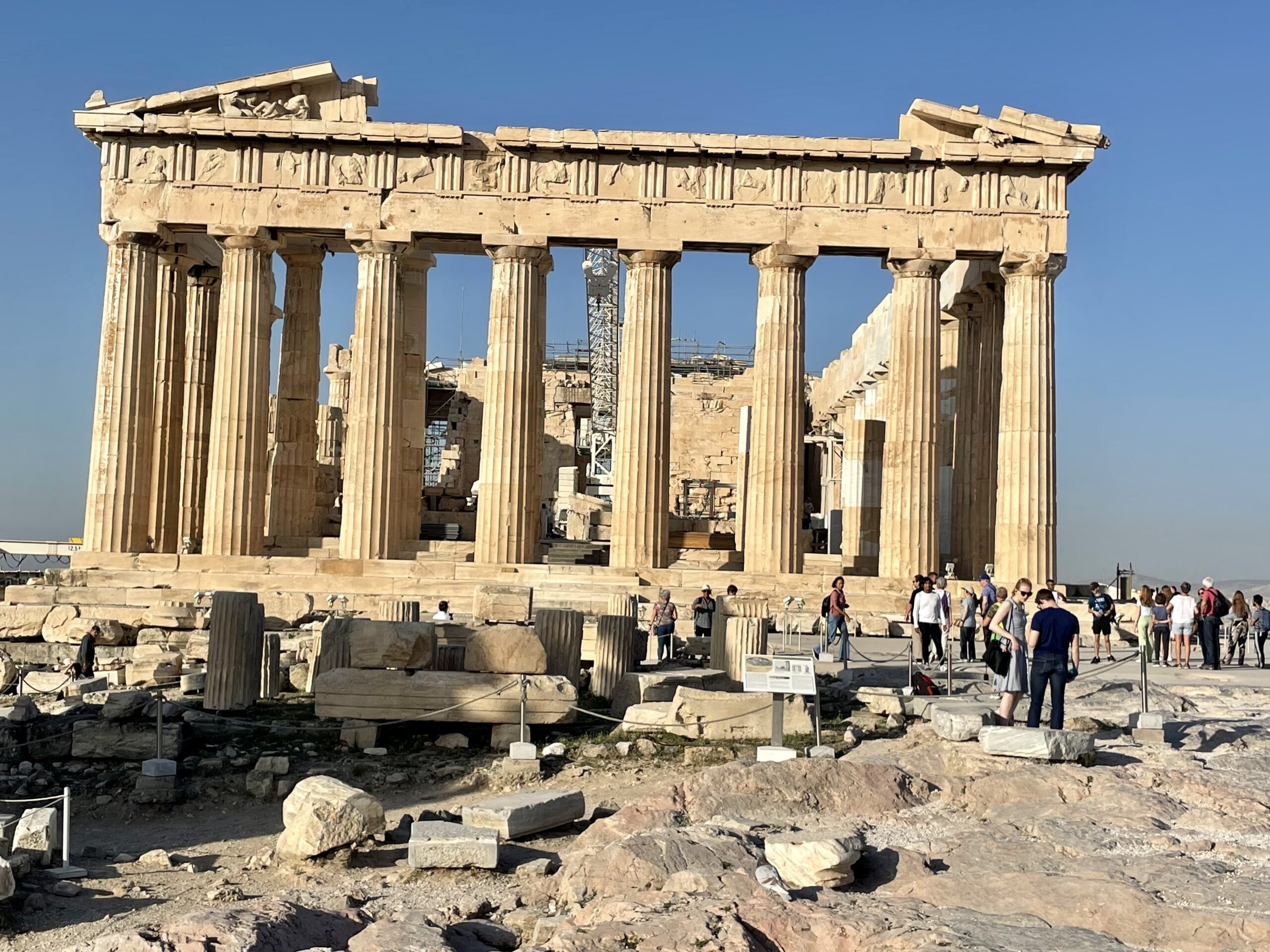 Akropol to obowiązkowy punkt programu w Atenach