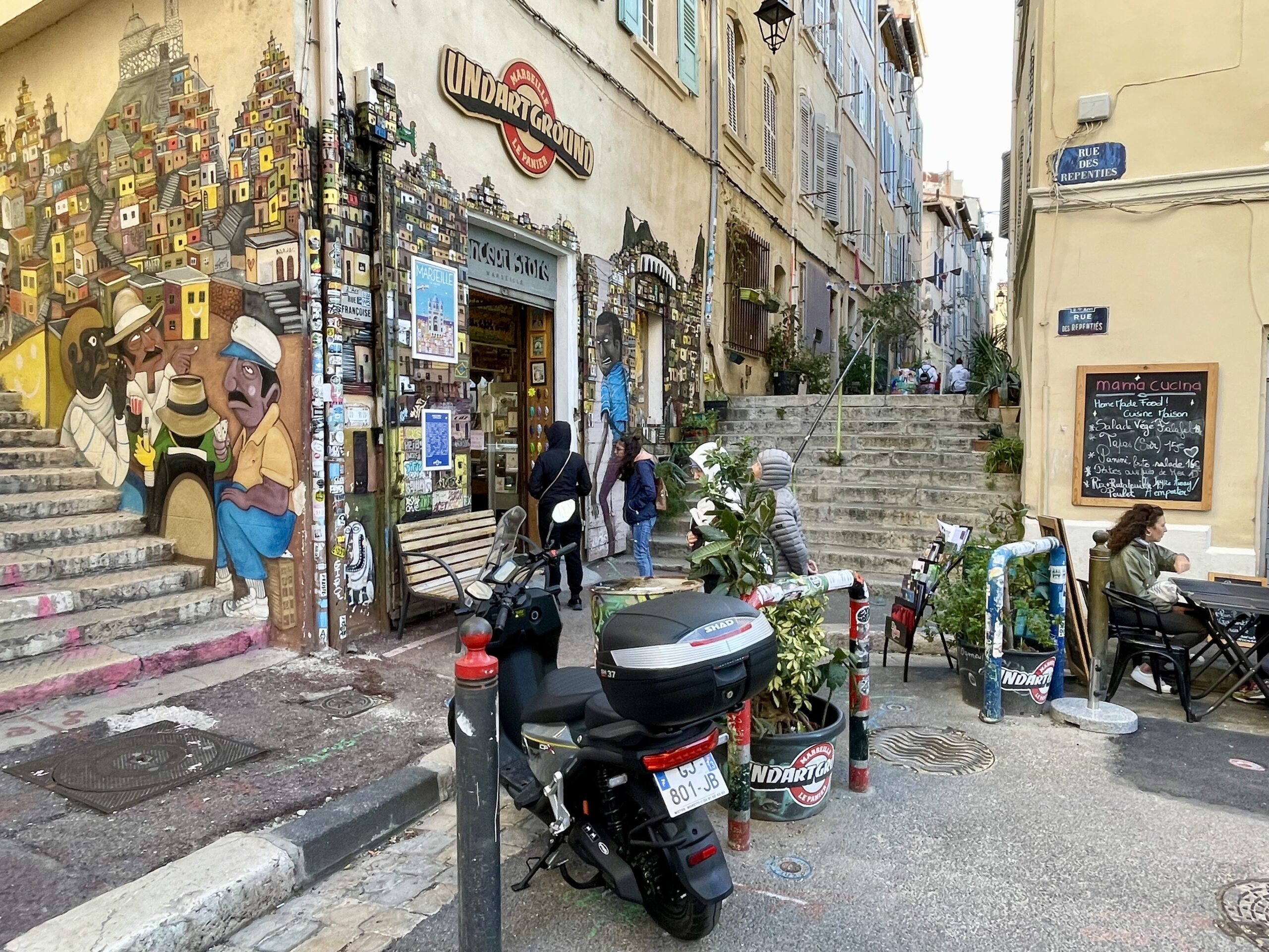 Dzielnica Le Panier przypomina centrum Neapolu