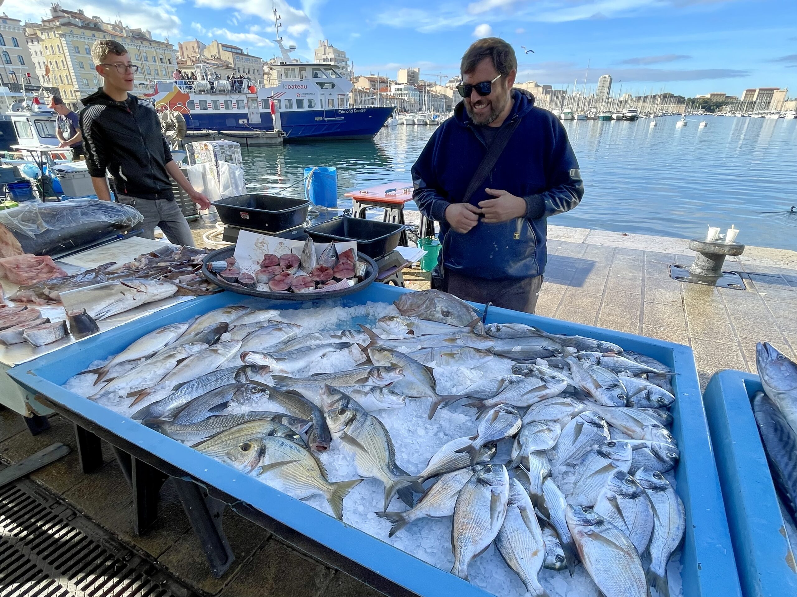 Targ rybny przy starym porcie w Marsylii
