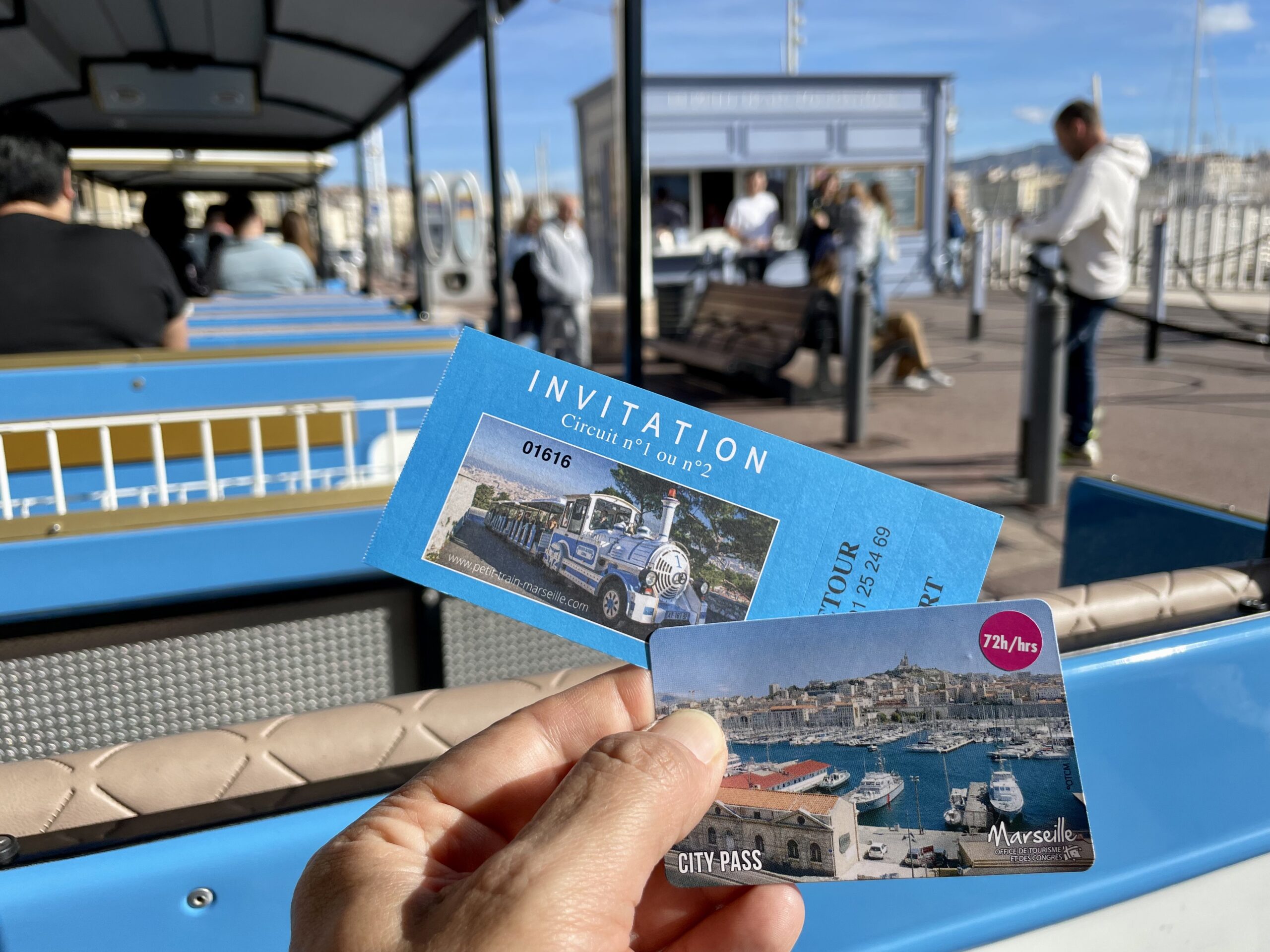 Bardzo pomocna przy zwiedzaniu Marsylii jest karta, którą można kupić w centrum obsługi turystów