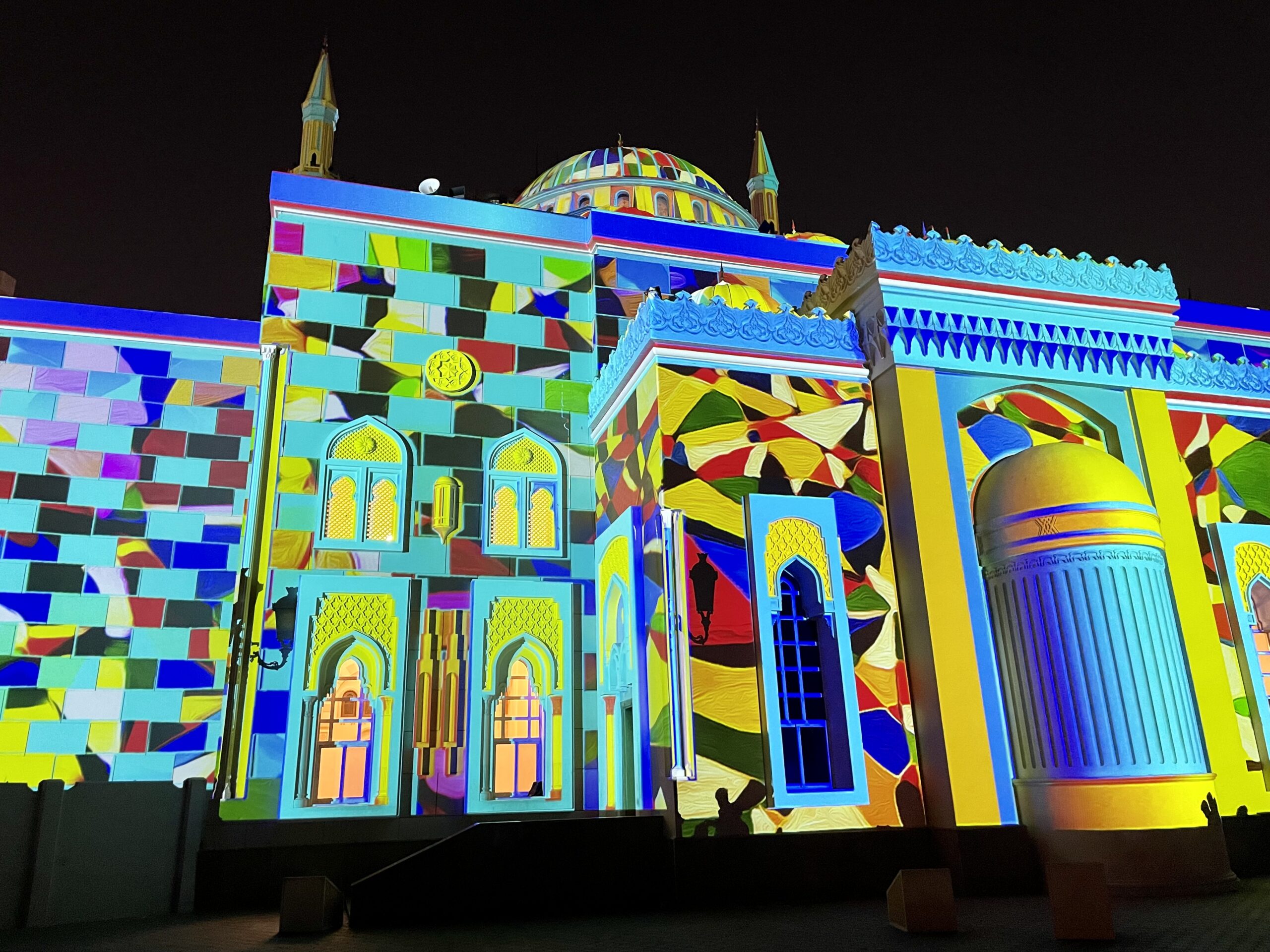 Iluminacja meczetu podczas Festiwalu Świateł w Sharjah