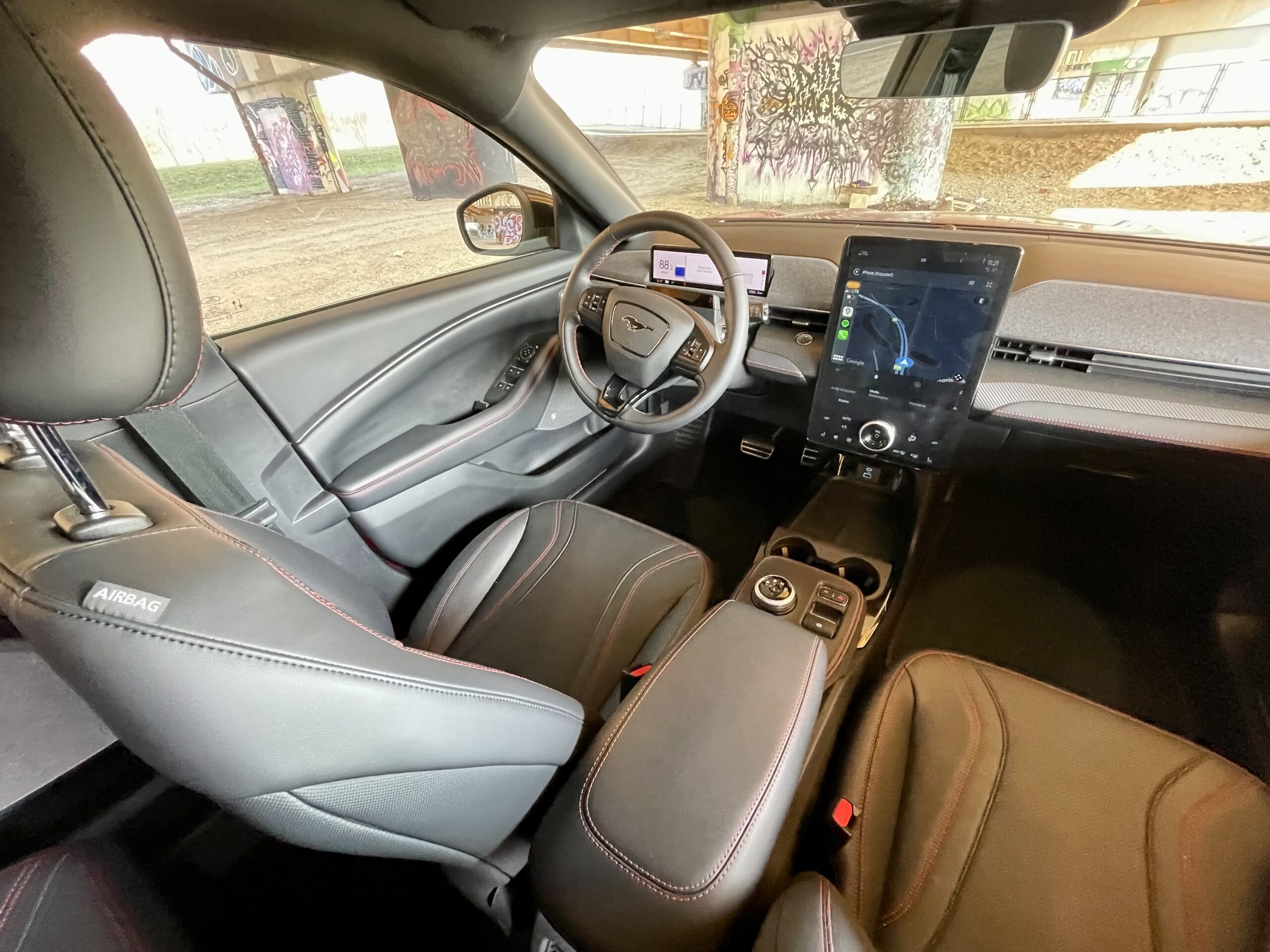 W elektrycznym Mustangu kierowca siedzi wysoko, co zapewnia mu widoczność typową dla SUV'a