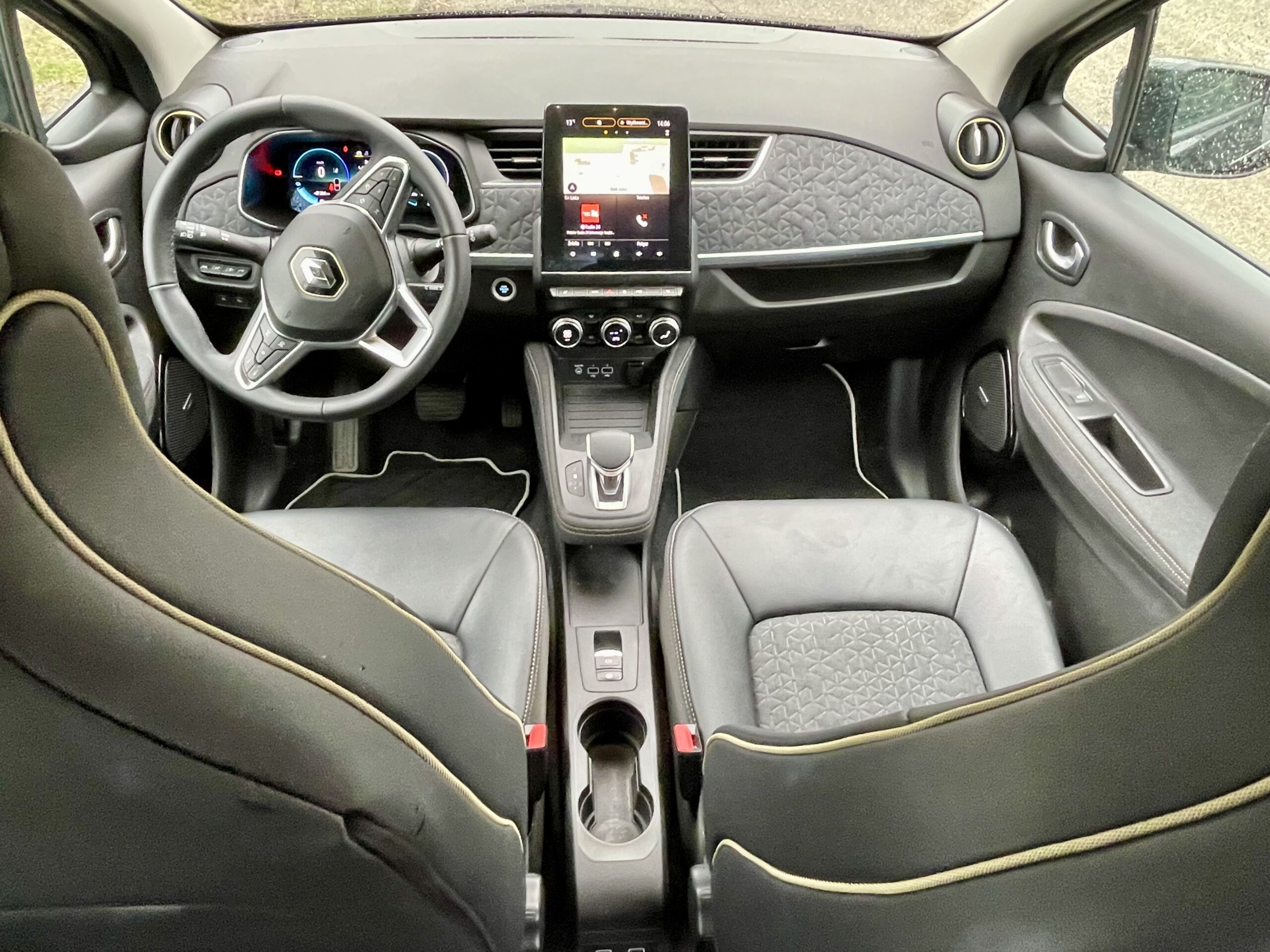 Złote wstawki i wytłoczenia w tapicerce dodają wnętrzu ZOE elegancji