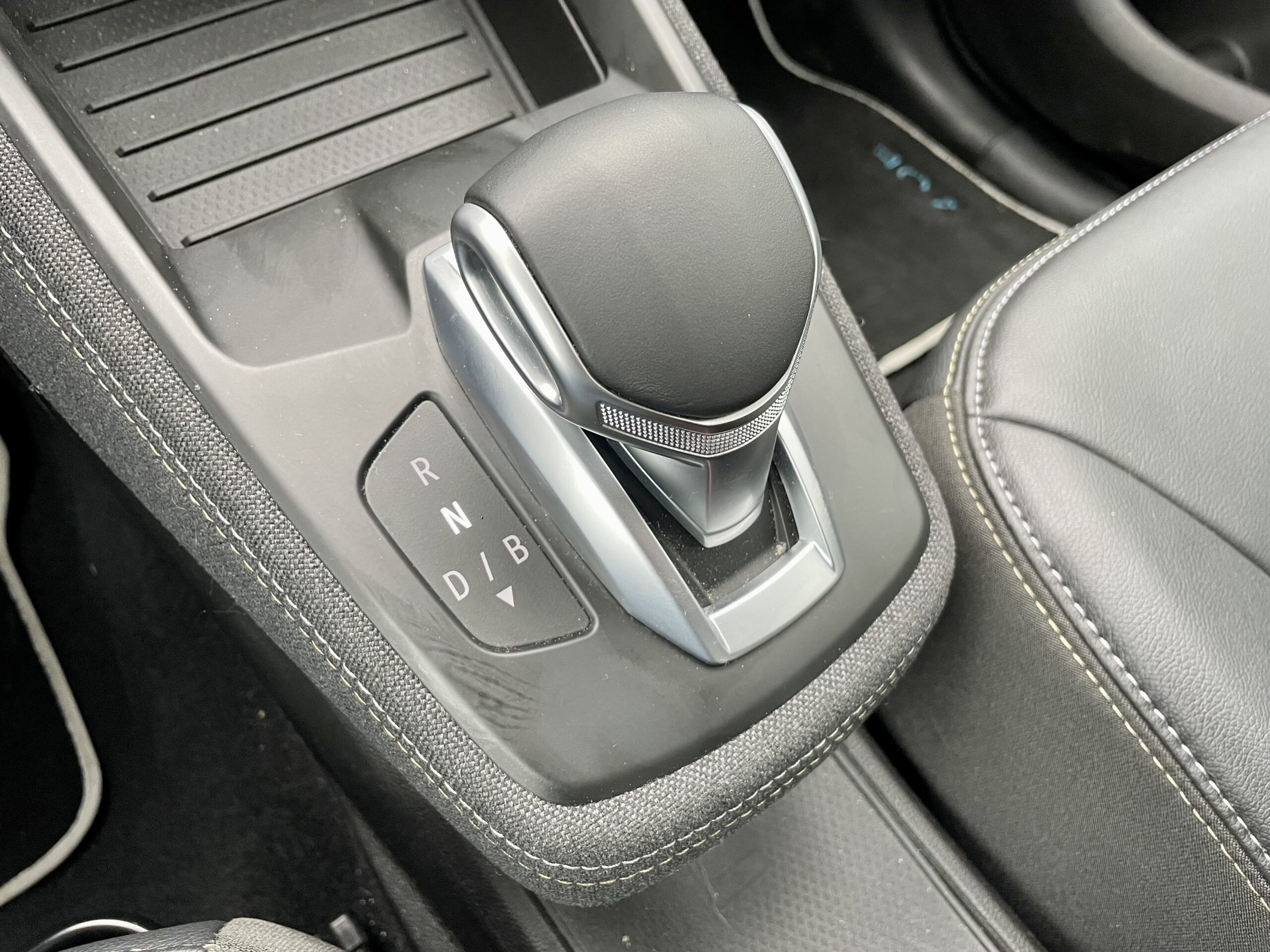 Zgrabna manetka zmiany napędów, z funkcją zwiększonej rekuperacji "B"