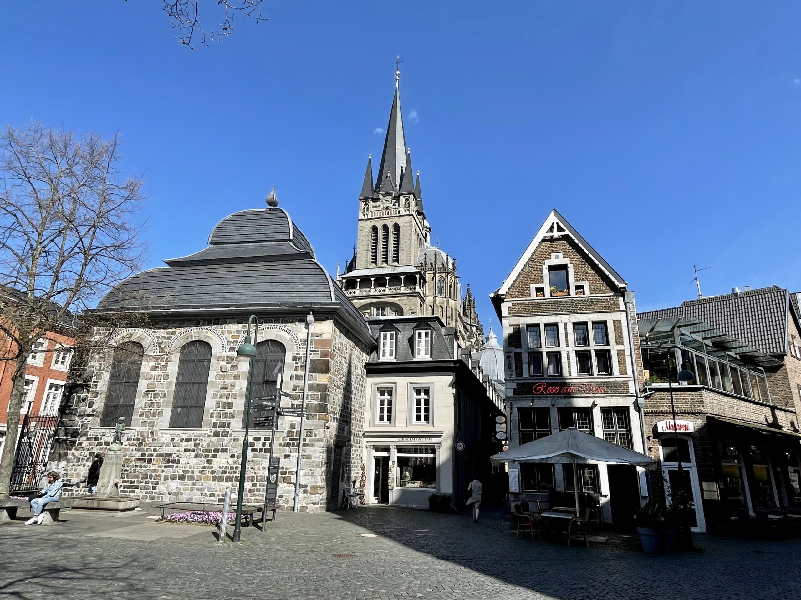 Aachen to Akwizgran; katedra w mieście jest celem pielgrzymek co 7 lat
