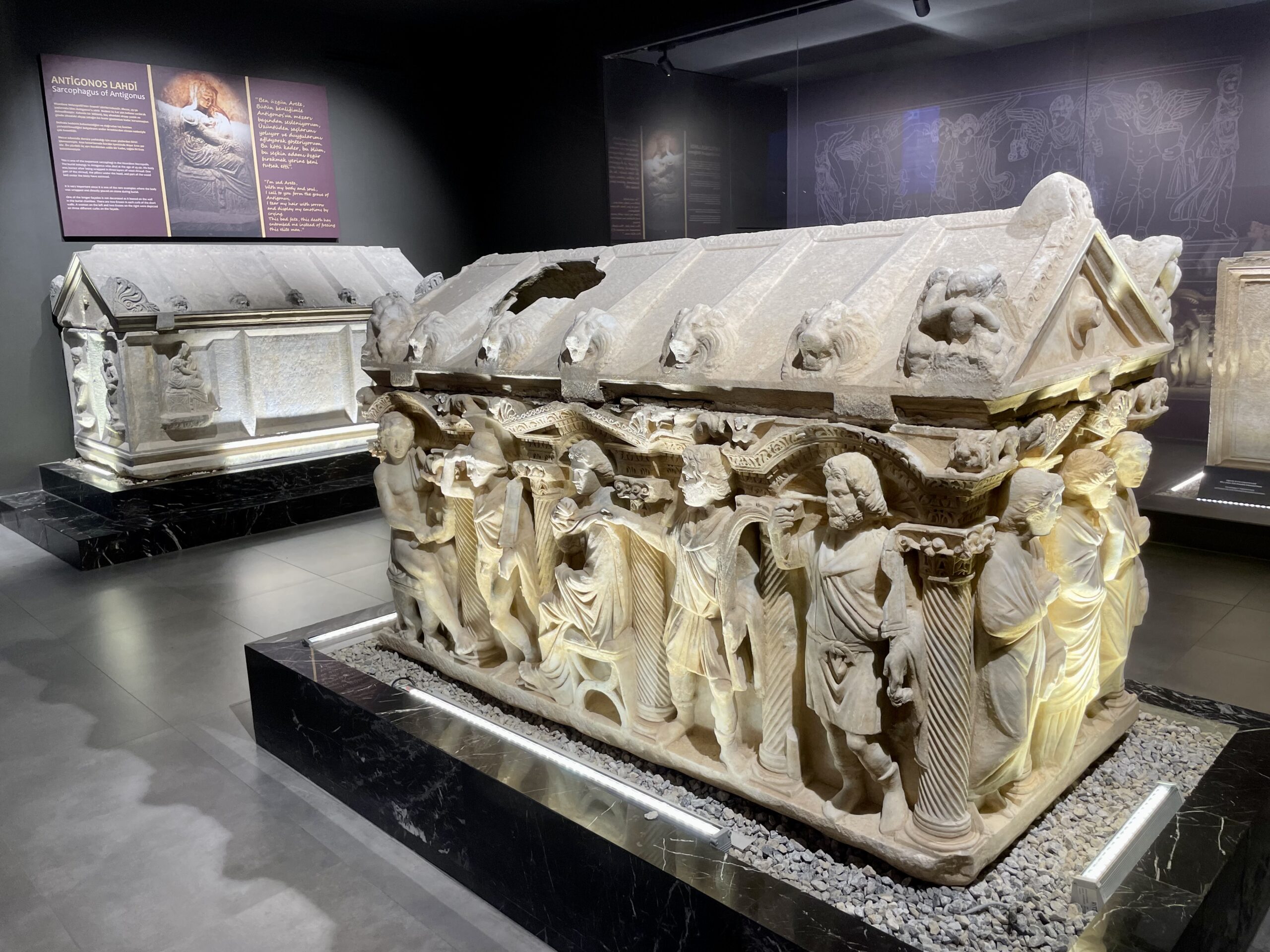 Pięknie rzeźbionemu sarkofagowi towarzyszy multimedialna prezentacja dokumentująca proces jego odkrycia