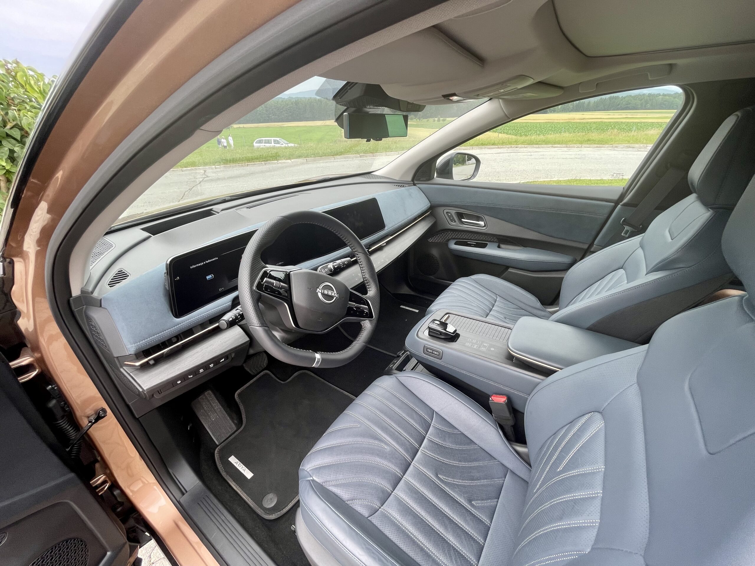 Wnętrze Nissan Ariya jest komfortowe i wysmakowane, niestety kosztem funkcjonalności 