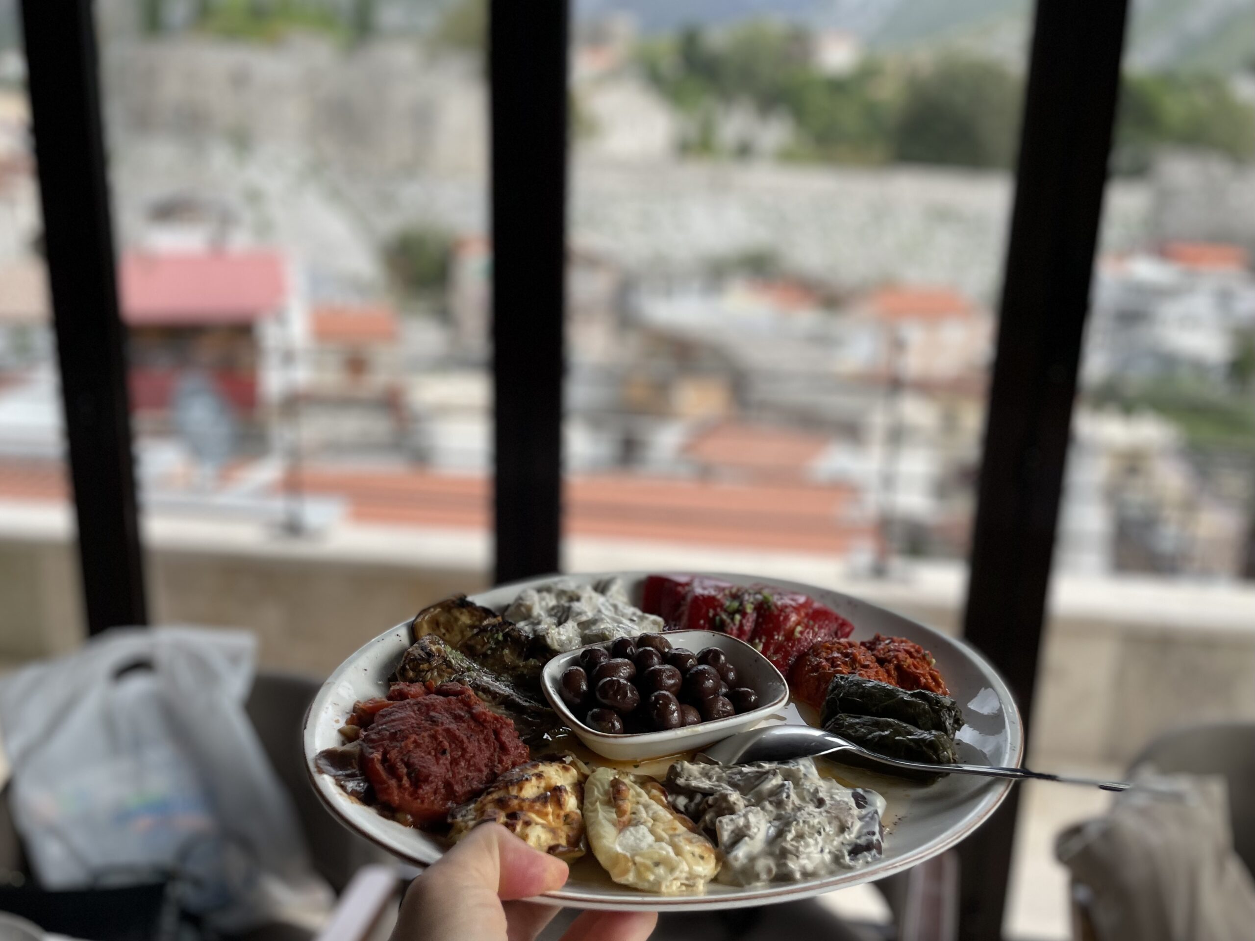 Czarnogórska kuchnia czerpie inspiracje z innych bałkańskich regionów oraz z Imperium Osmańskiego
