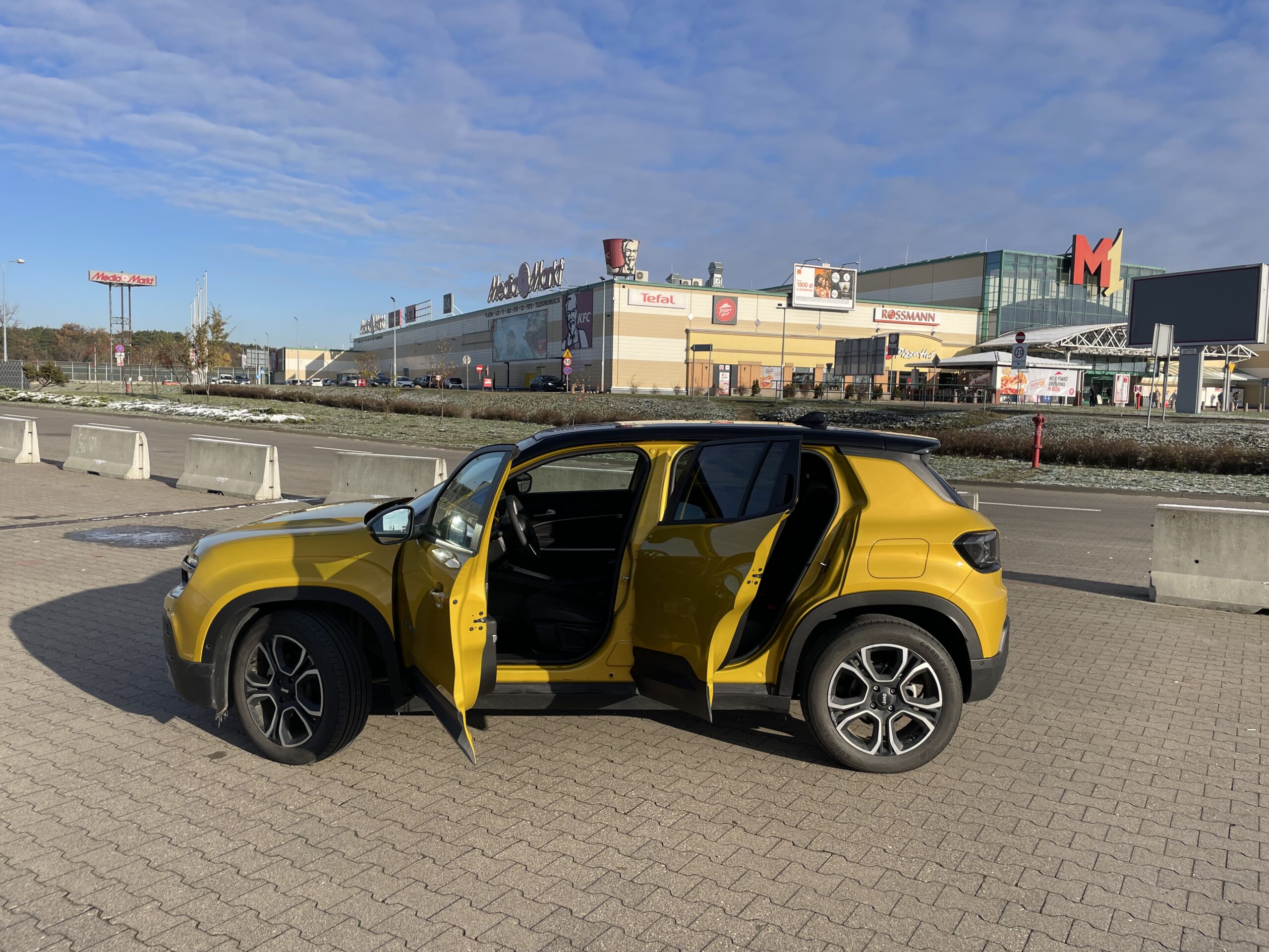 Jeep Avenger - dostęp jest ułatwiony dzięki szeroko otwieranym drzwiom, ale miejsca z tyłu nie ma wiele