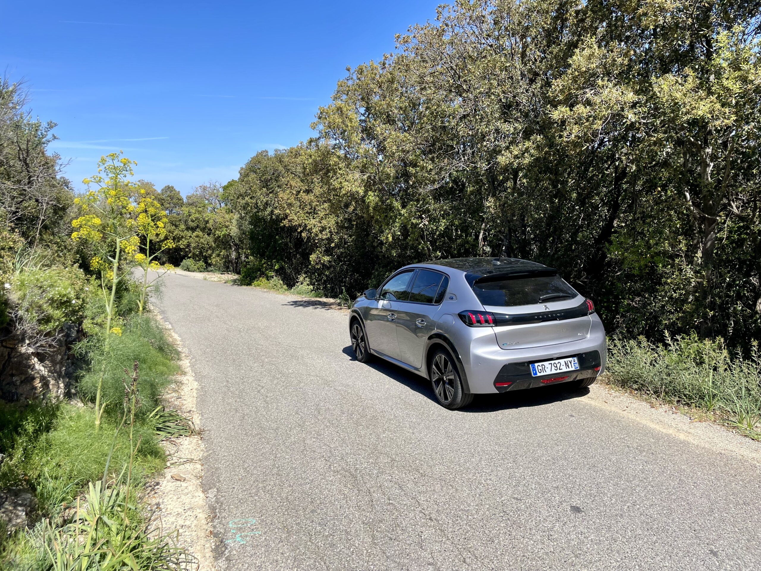 Mały elektryczny Peugeot na wąskich drogach Korsyki