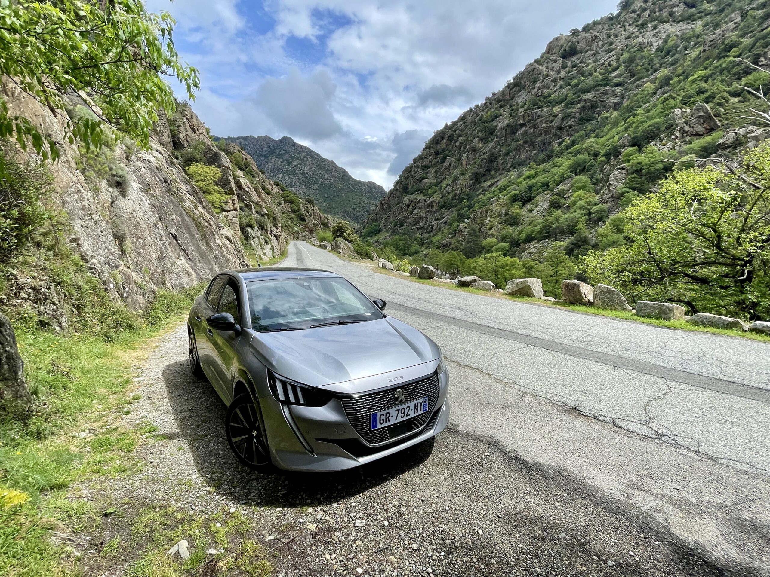 Na długich górskich zjazdach auto doładowywało akumulator