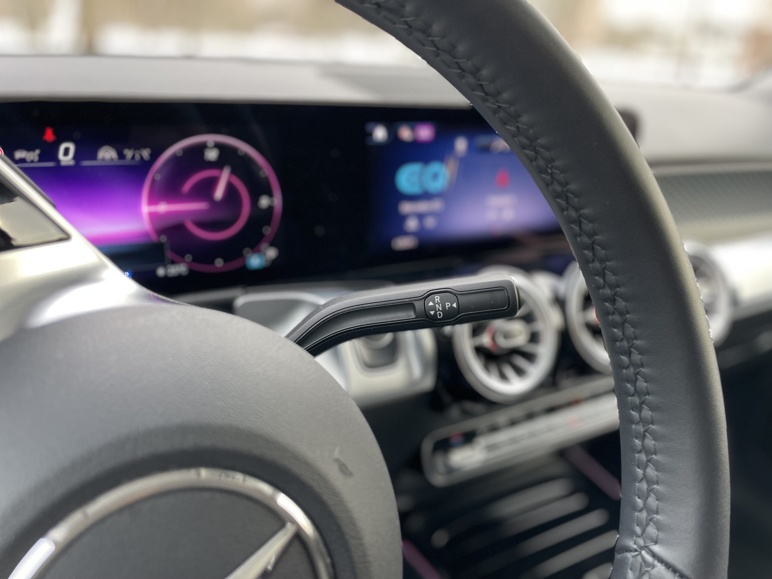 Przełącznik napędów przy kole kierownicy - wyróżnik Mercedesa