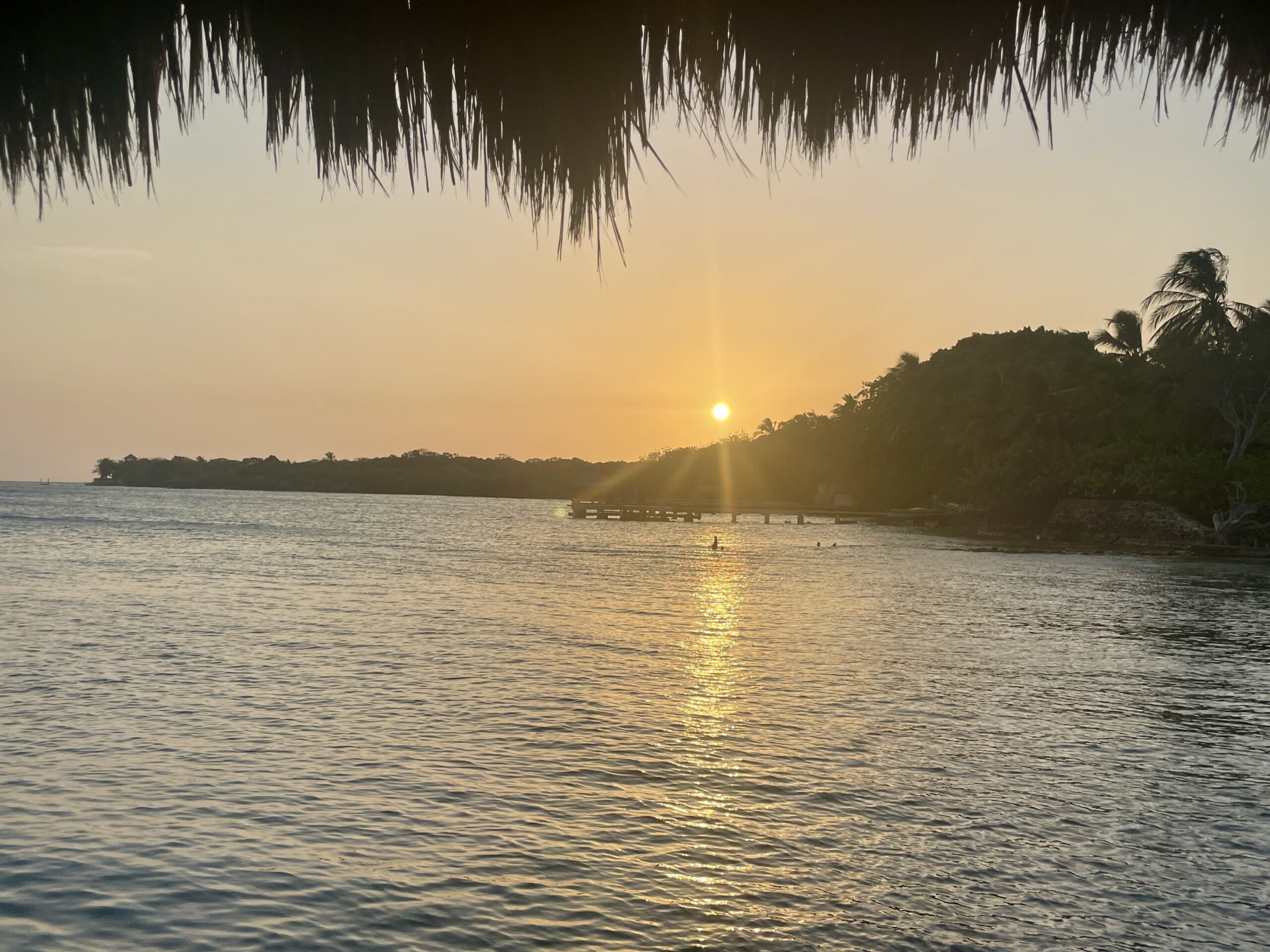 Zachód słońca na Isla Grande, jednej z Wysp Różańcowych