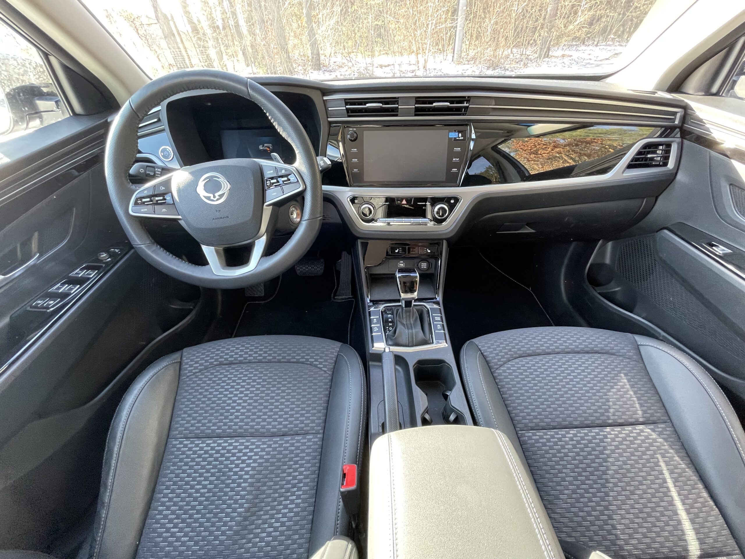 W KGM Korando nie zrezygnowano z funkcjonalnych przycisków i pokręteł