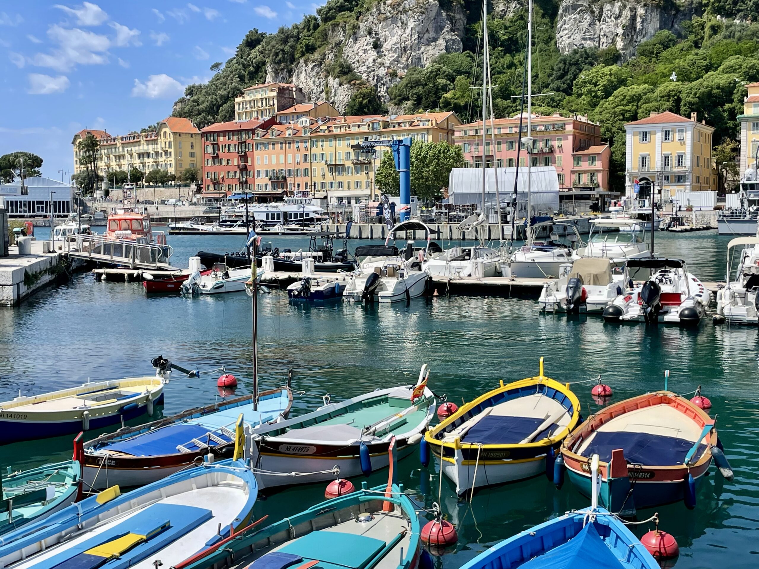 Port w Nicei to feeria kolorów na tle lazurowego morza
