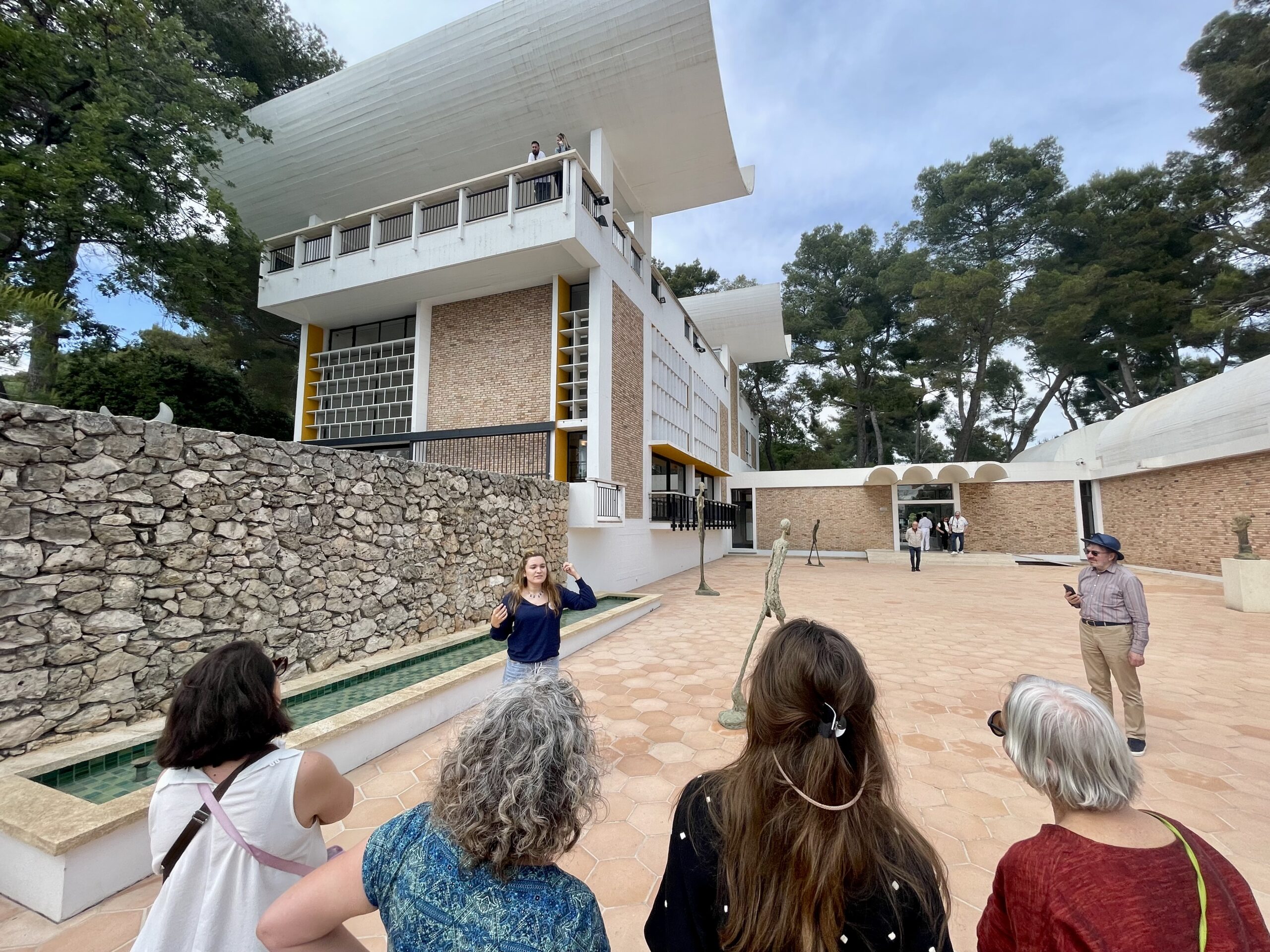 Słynne Muzeum The Maeght Foundation oferuje bezpłatne zwiedzanie z przewodnikiem dwa razy dziennie 