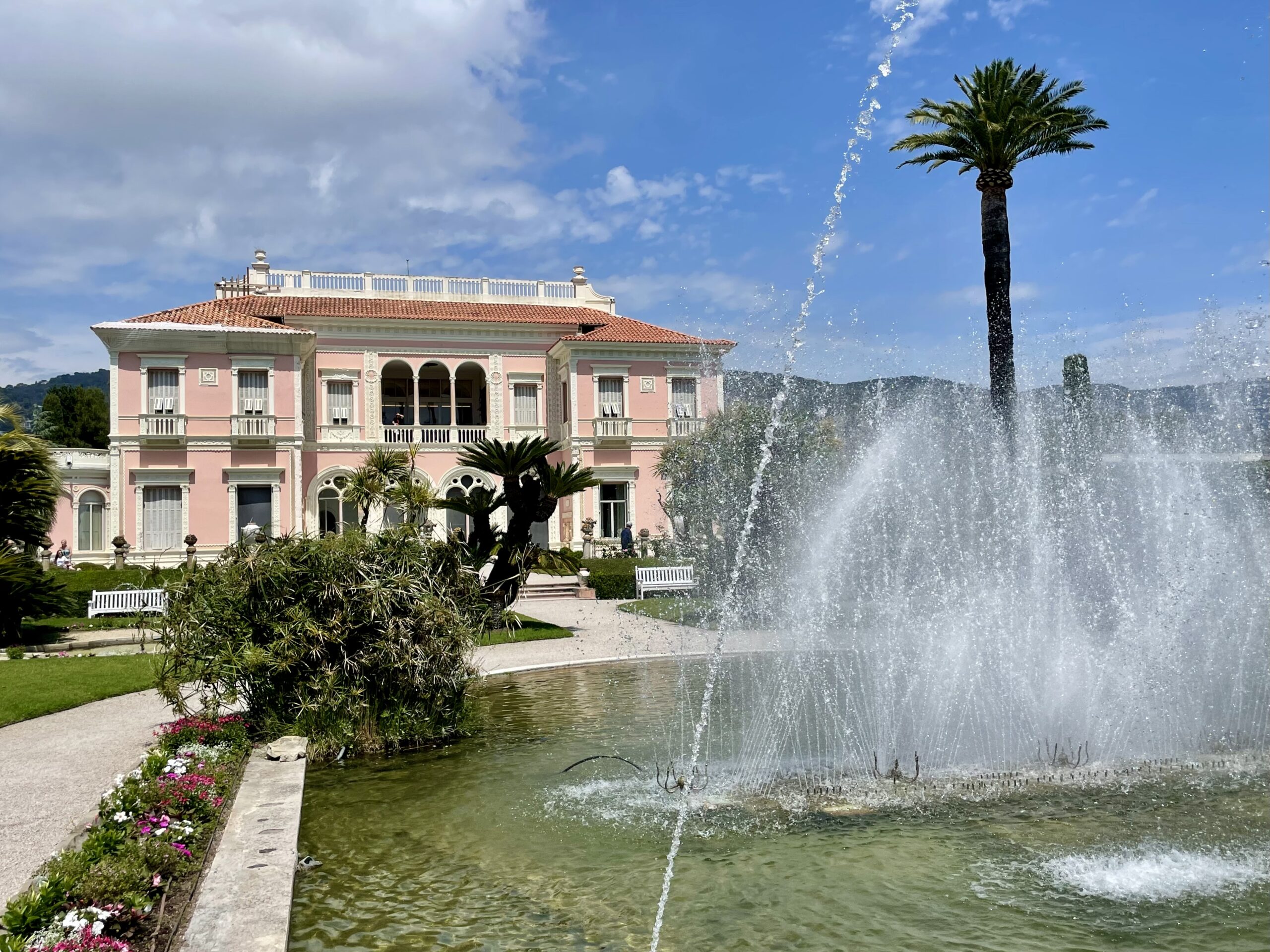 Tak piękną rezydencję zawdzięczamy projektowi i funduszom Ephrussi de Rothschild