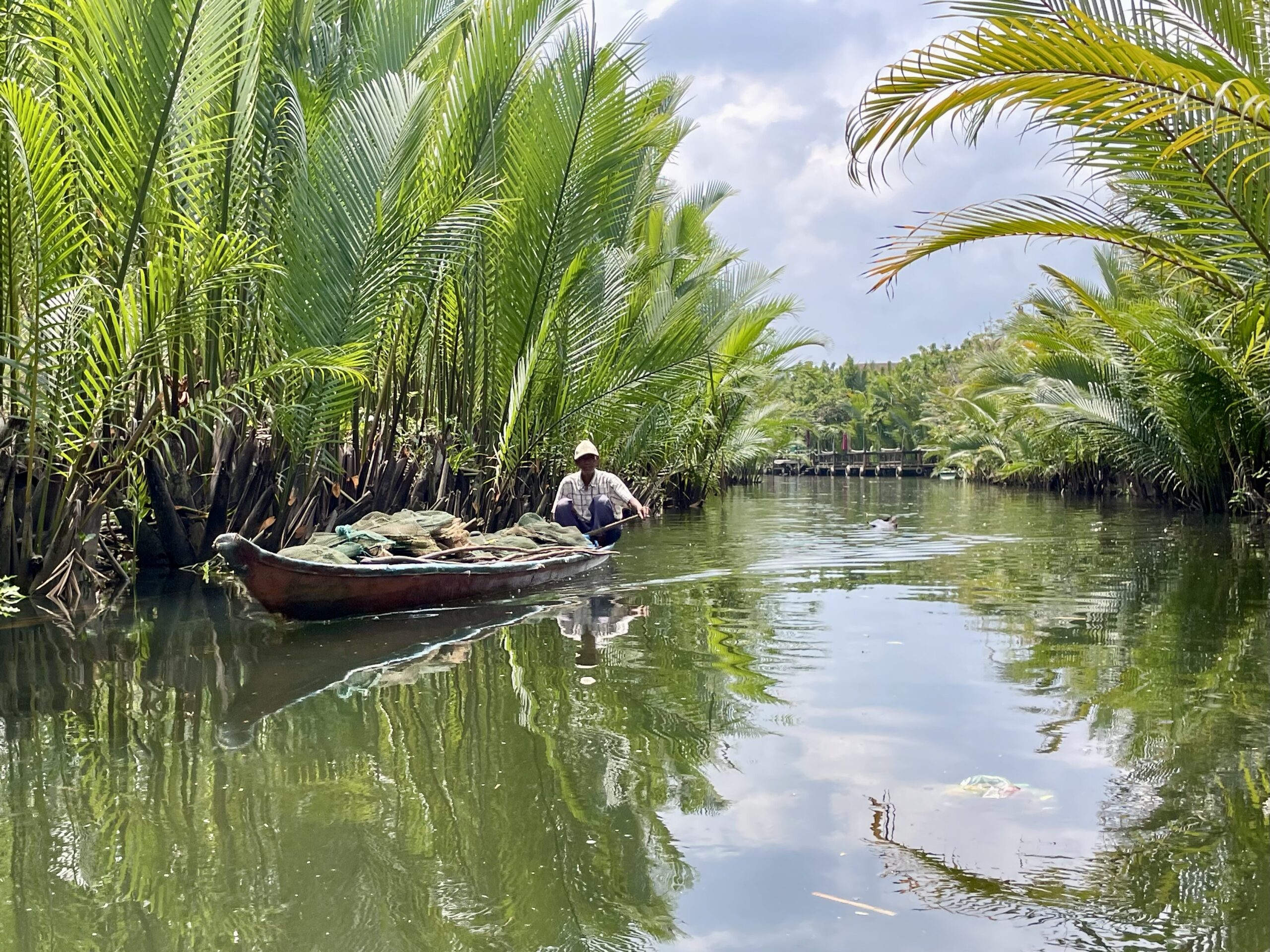 Meandry rzeki Kampot warto odkrywać kajakiem