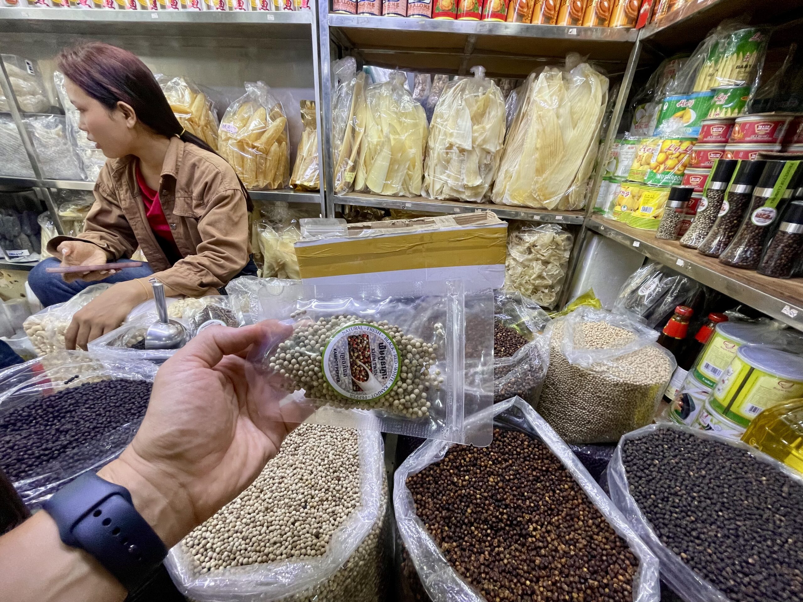 Na bazarze Psar Thmei z pewnością kupisz pieprz z Kampot - najlepszy na świecie!