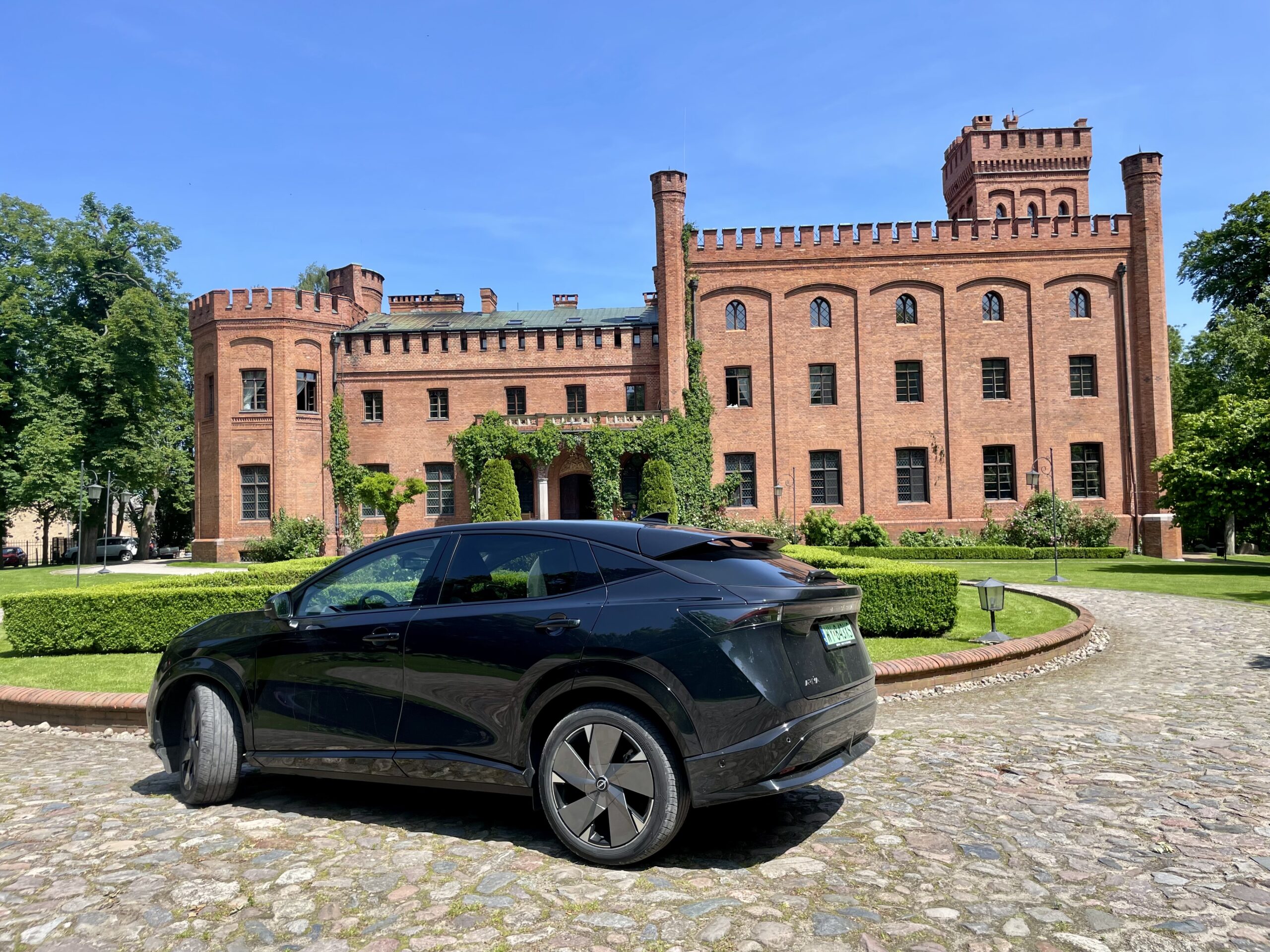 Nissan ARIYA to duży SUV w oryginalnej stylistyce