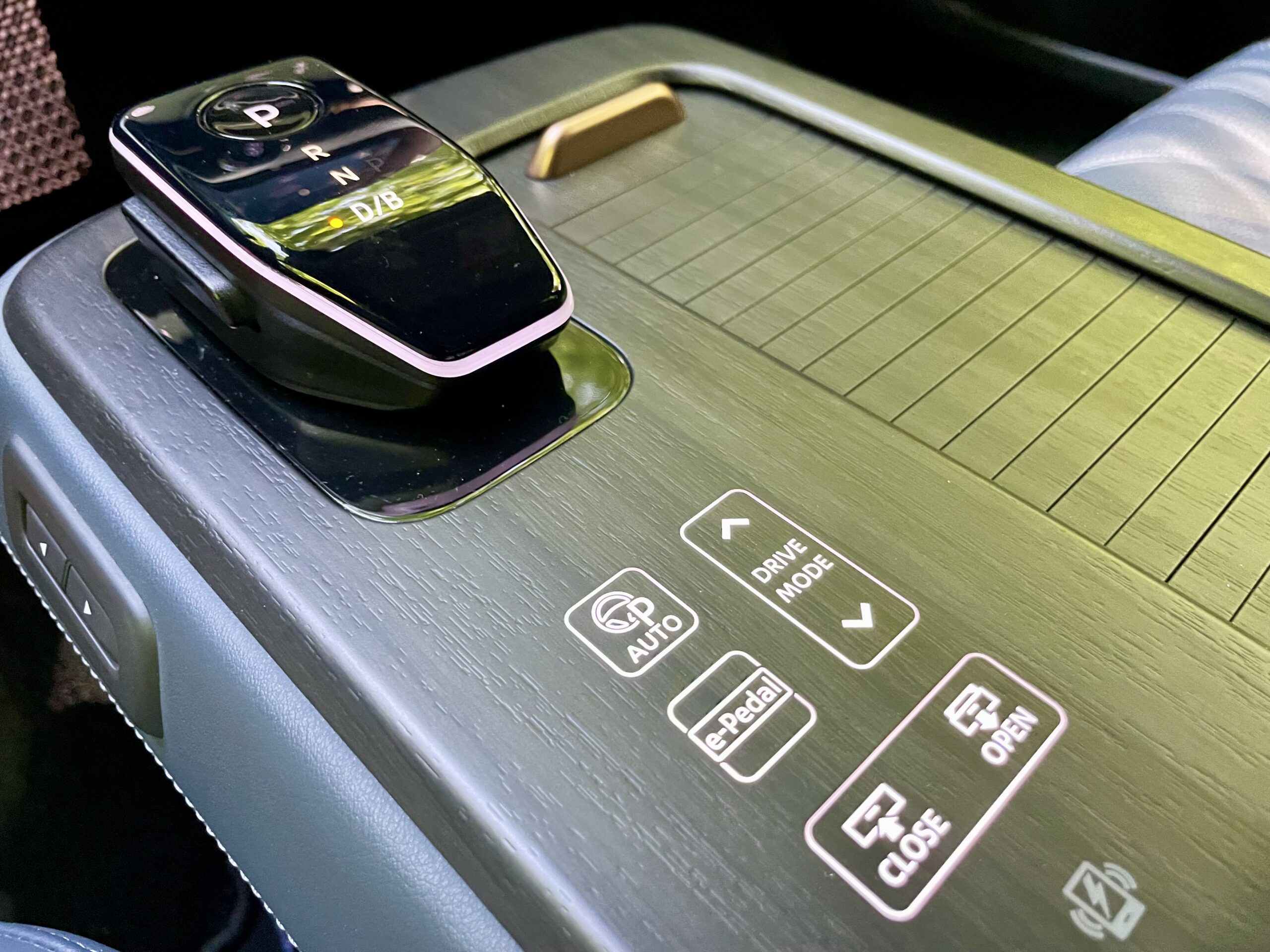 Konsola środkowa pozwala nam otwierać i zamykać schowek. Sama też jest ruchoma - elektrycznie przesuwa się w przód i tył