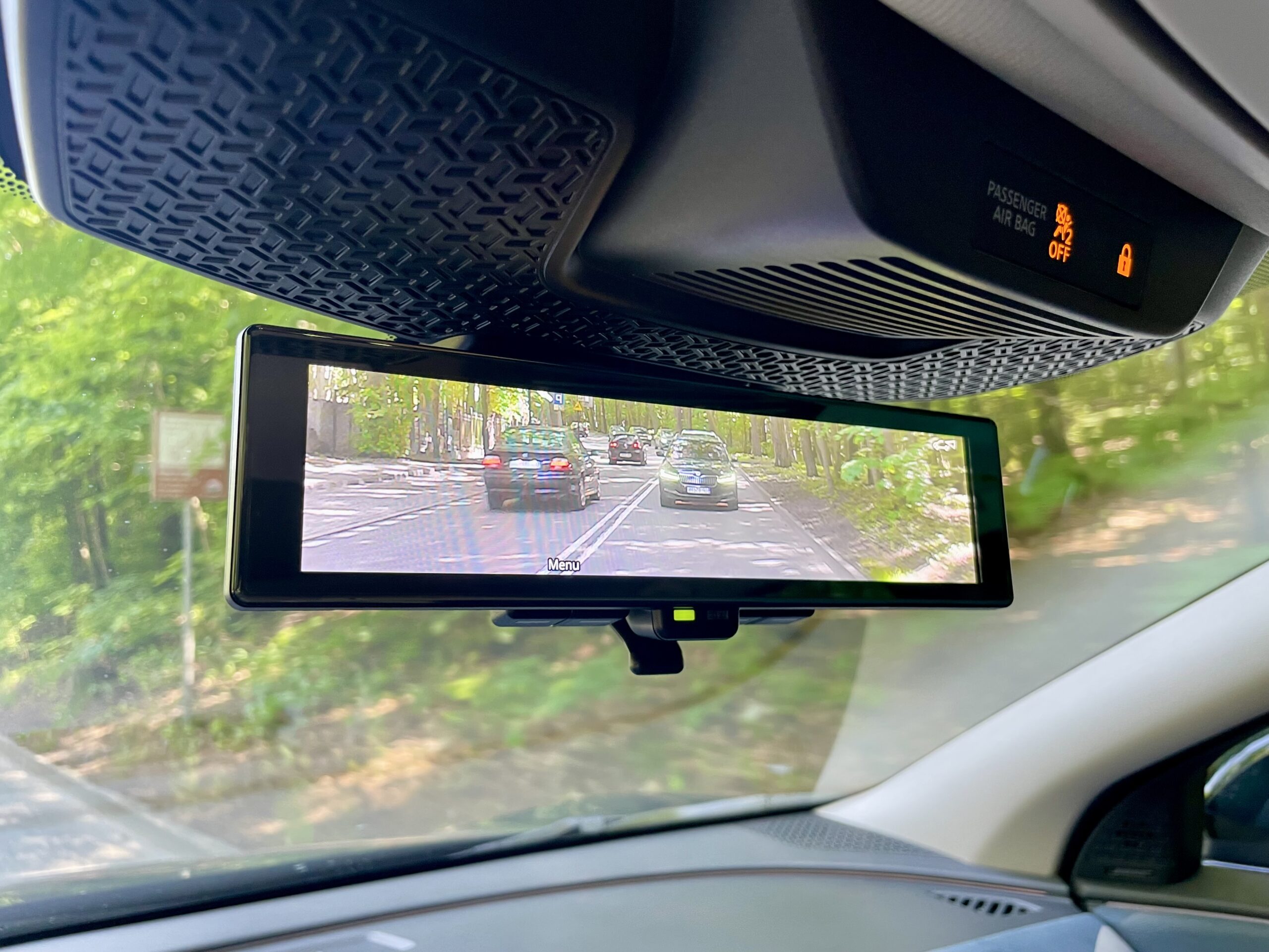 To nie lusterko. To ekran kamery. Wymaga przyzwyczajenia