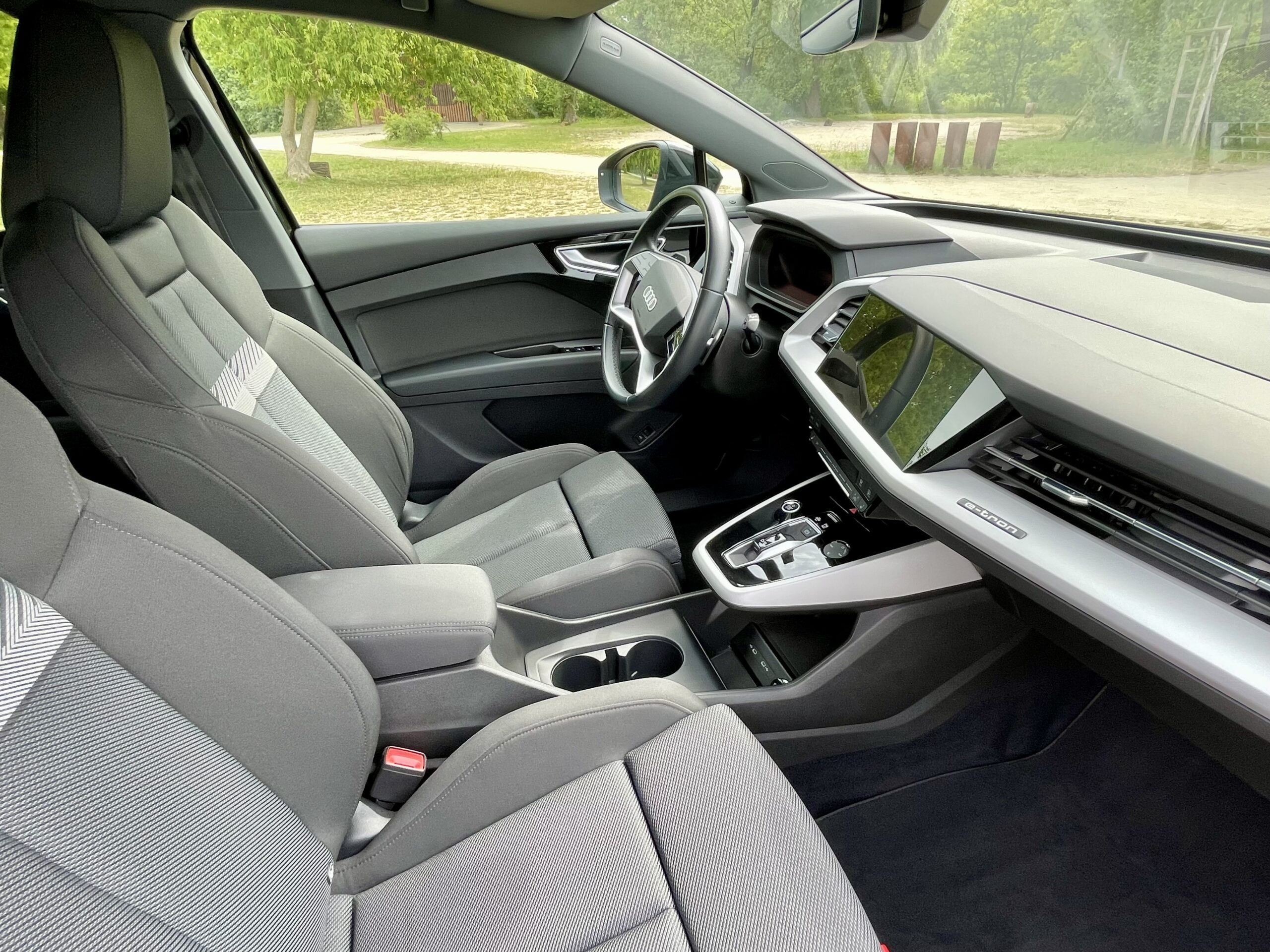 Materiały użyte w Audi Q4 e-tron są wysokiej jakości - w tym używanym egzemplarzu nie widać śladów użytkowania