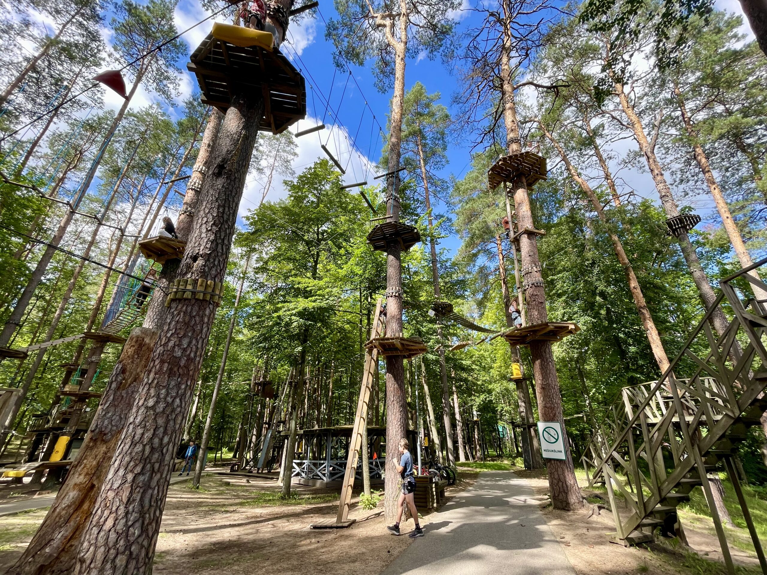 Druskieniki mają ciekawą ofertę dla dzieci - nad samym Niemnem znajduje się park linowy