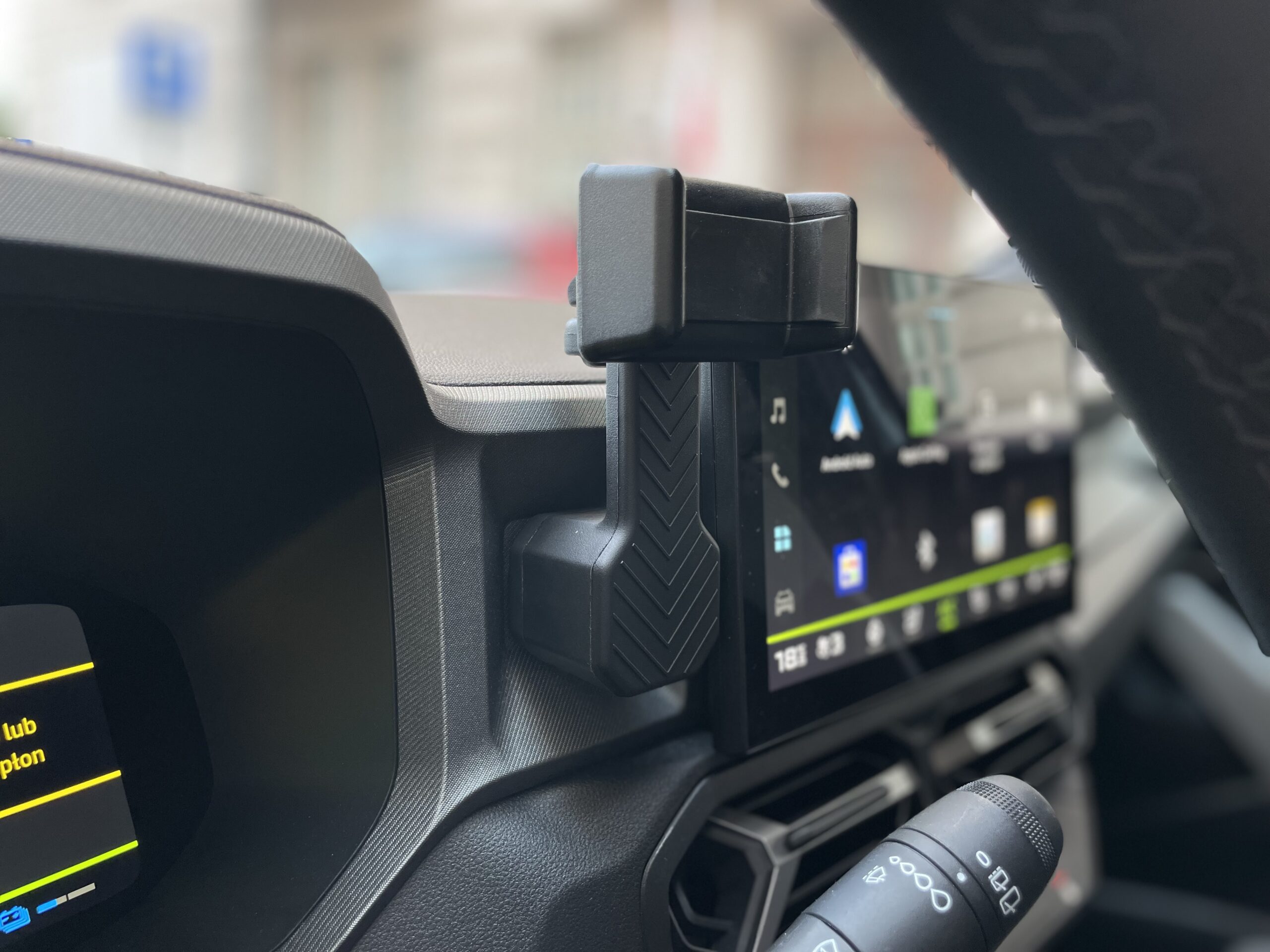 Uchwyt na telefon w Dacii - prosty lecz funkcjonalny