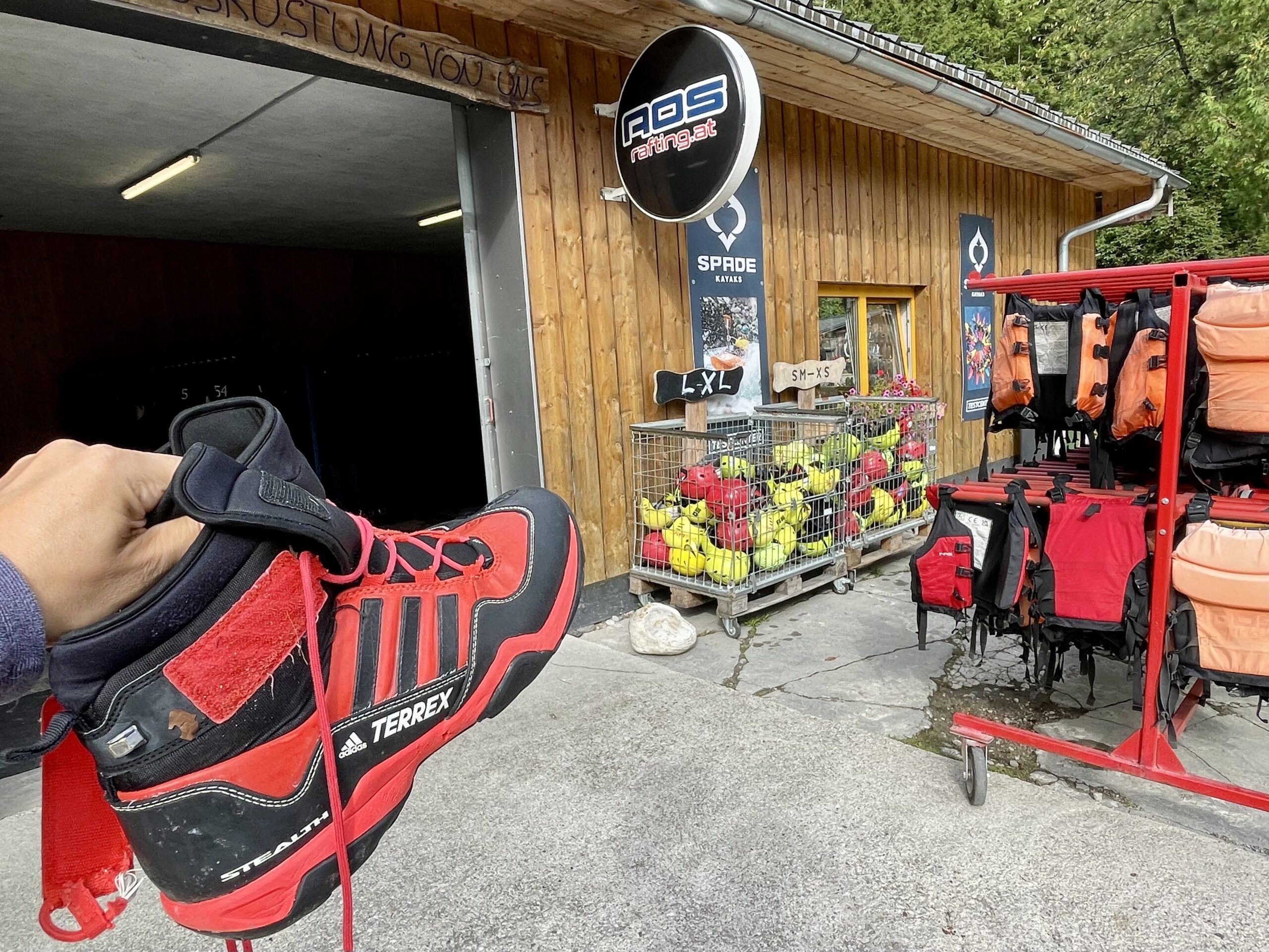 Dobry sprzęt to podstawa - buty firmy Adidas zaprojektowane do canyoningu