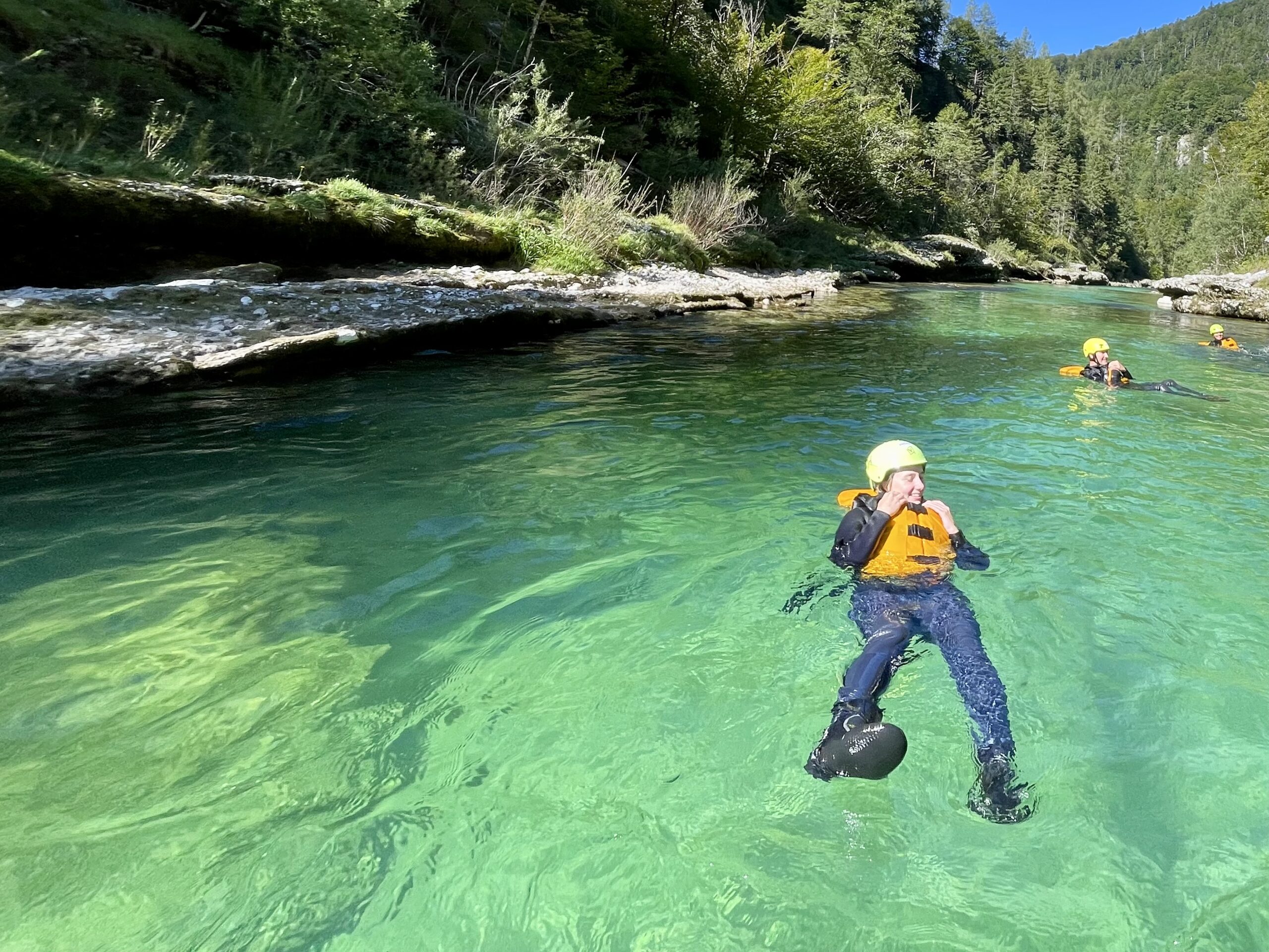 Pomiędzy kolejnymi etapami spływu można popływać w krystalicznie czystej wodzie lub wykonać kilka bezpiecznych skoków ze skał