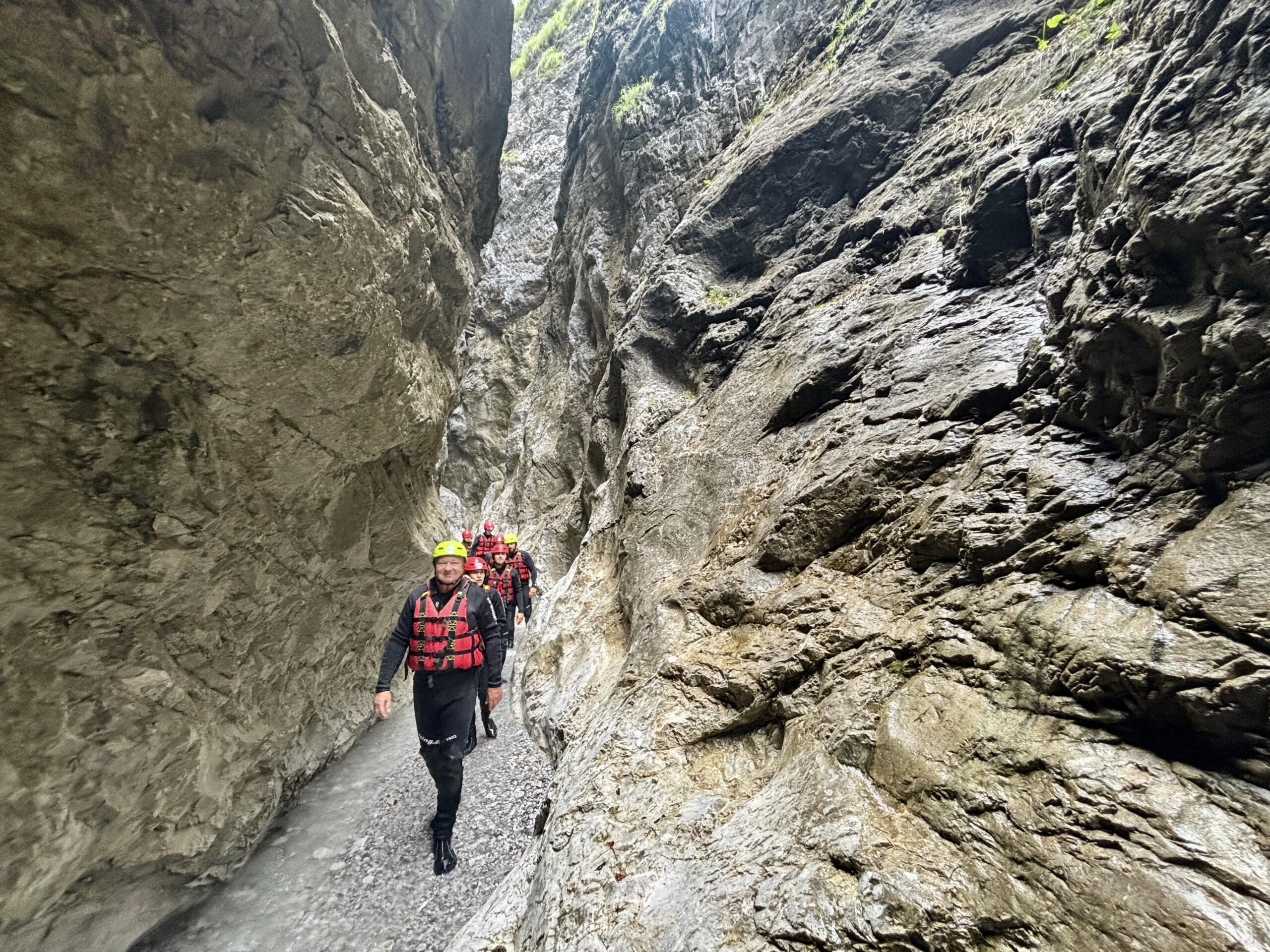 Przejście wąskiego wąwozu jest jedną z atrakcji podczas canyoningu