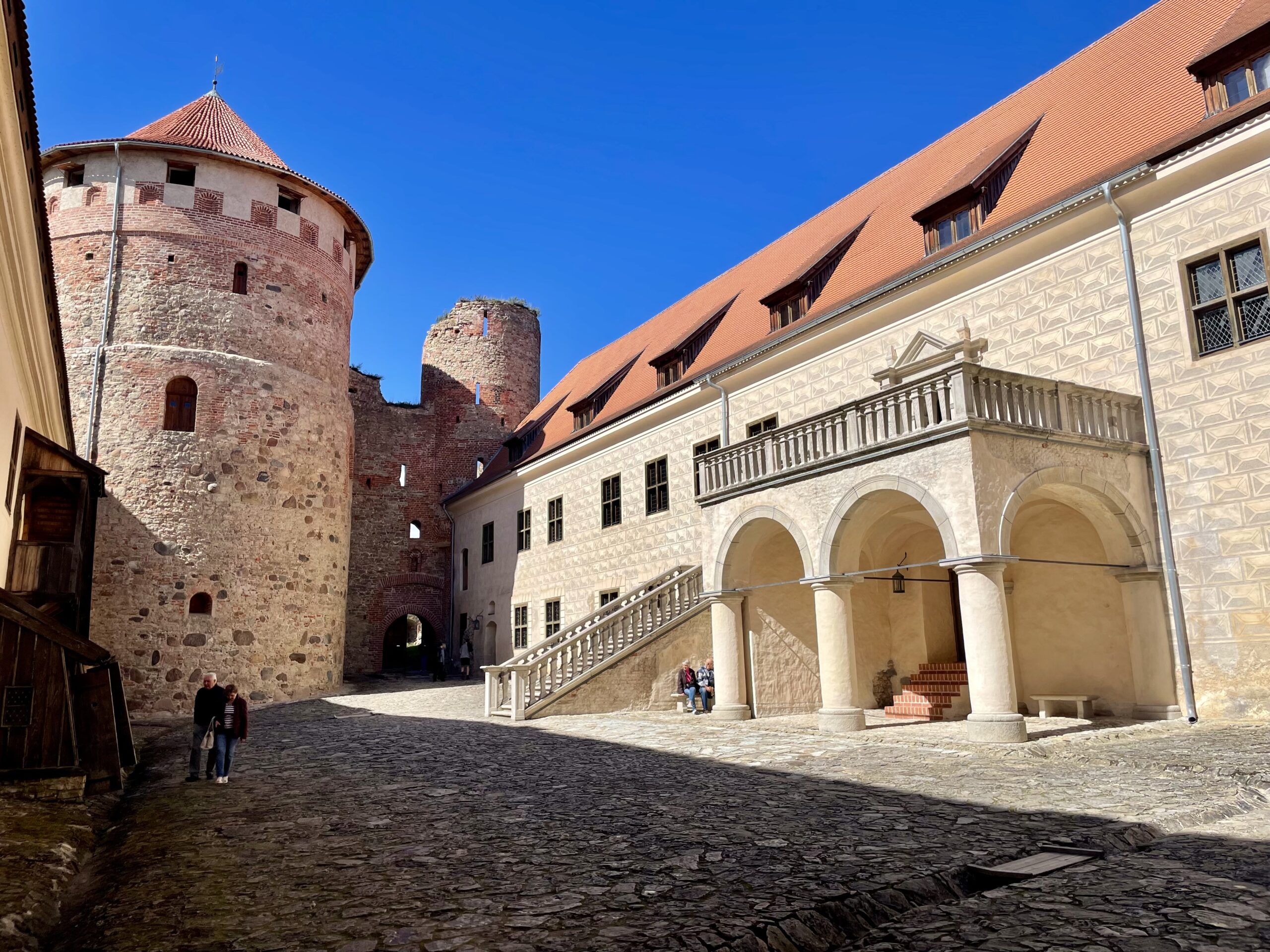 Ciekawy kontrast odrestaurowanej i pozostawionej w oryginale części zamku w Bauska