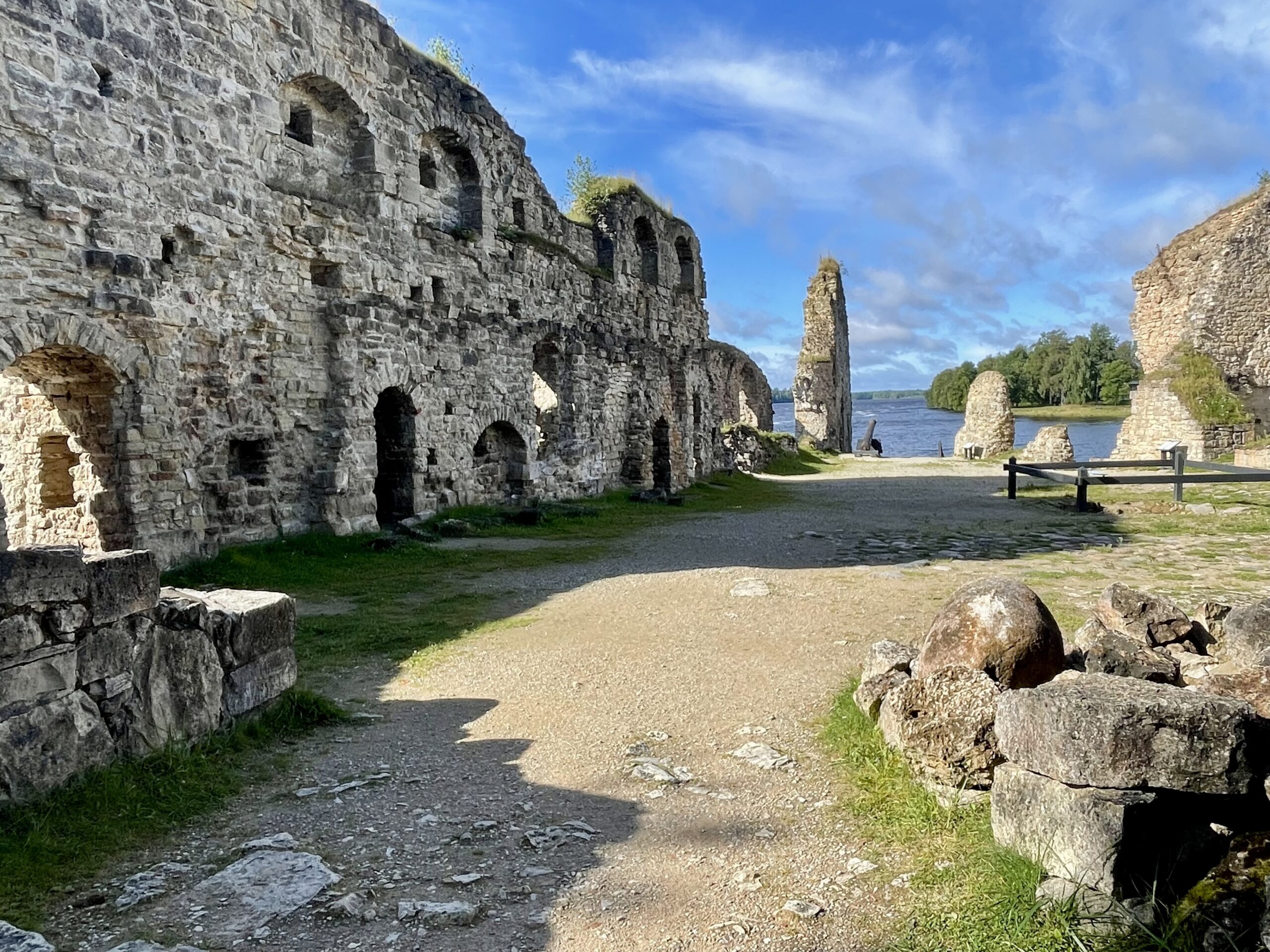 Ruiny średniowiecznego zamku w Koknese leżą między dwiema rzekami – Pērse i Dźwiną
